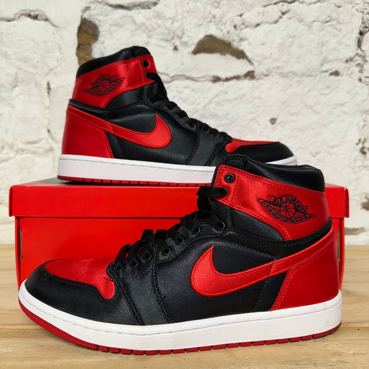 Air Jordan 1 High Satin Bred Sz 9.5 (11W)