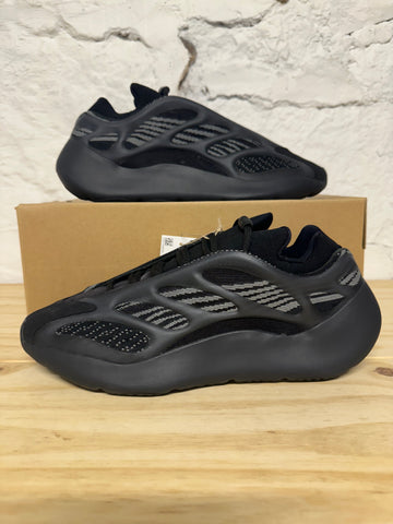 Yeezy 700 V3 Dark Glow Sz 11 DS