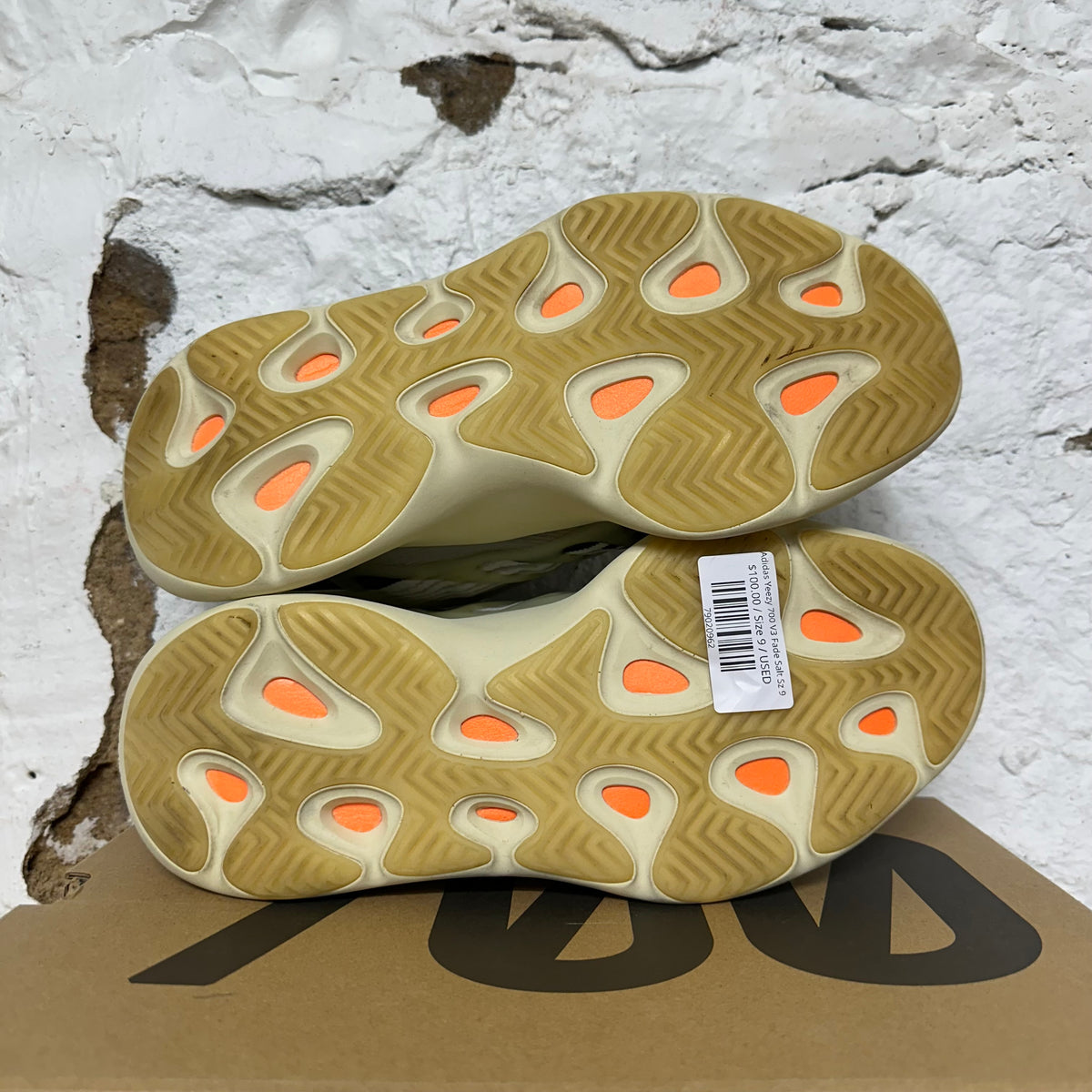 Yeezy 700 V3 Fade Salt Sz 9