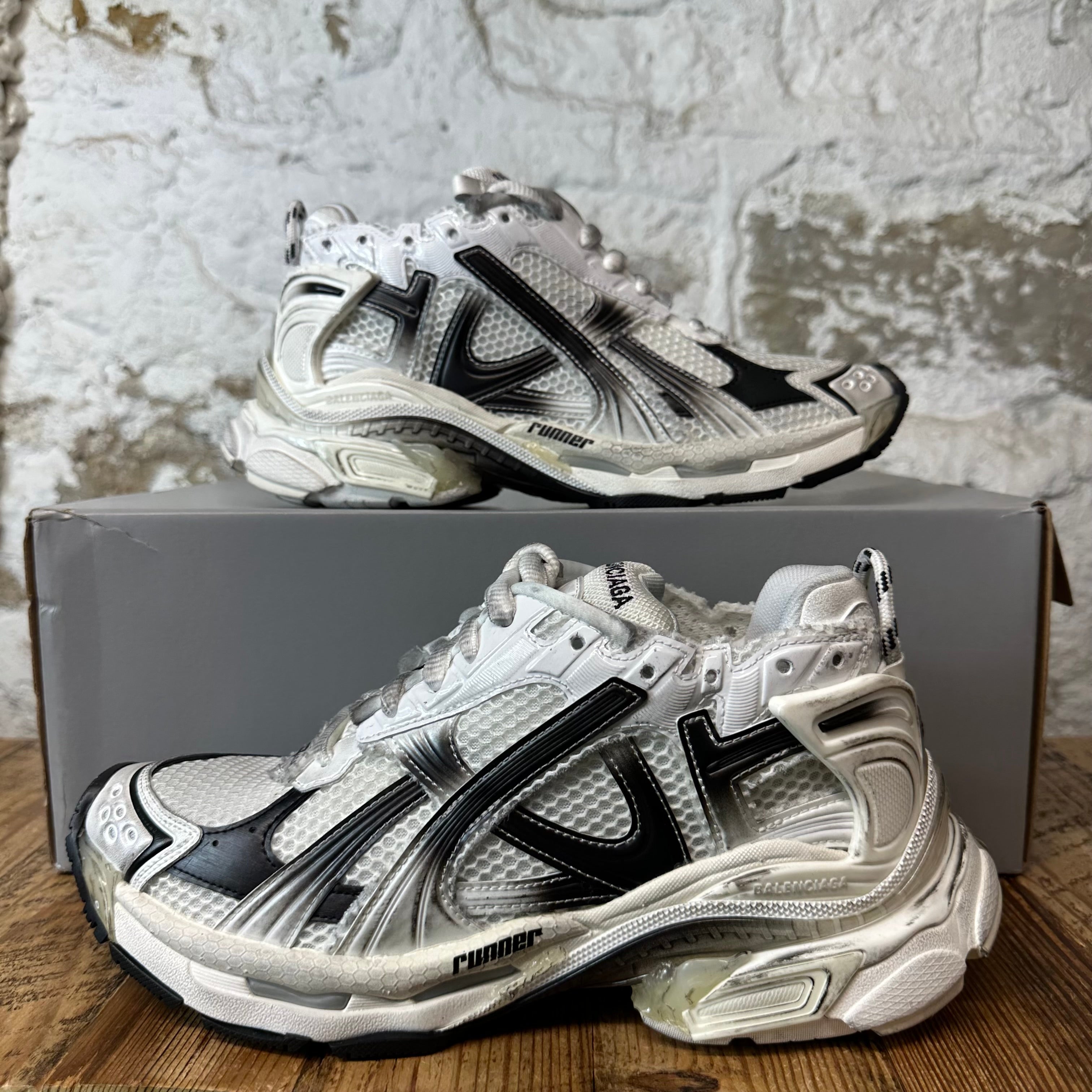 Balenciaga Runner Black White Gradient Sneaker Sz 8 (41) DS