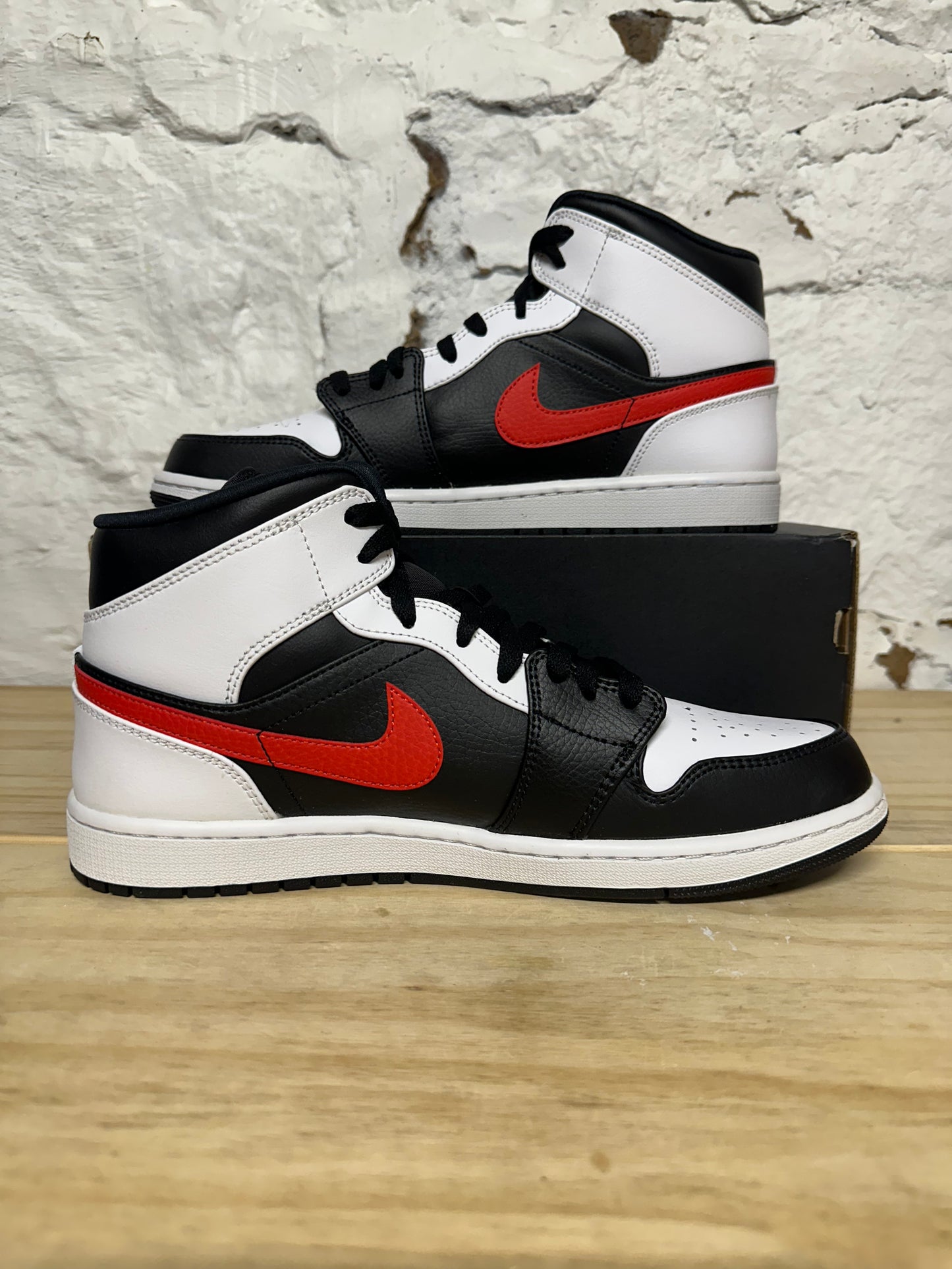 Air Jordan 1 Mid Black Chile Red White Sz 11.5 DS