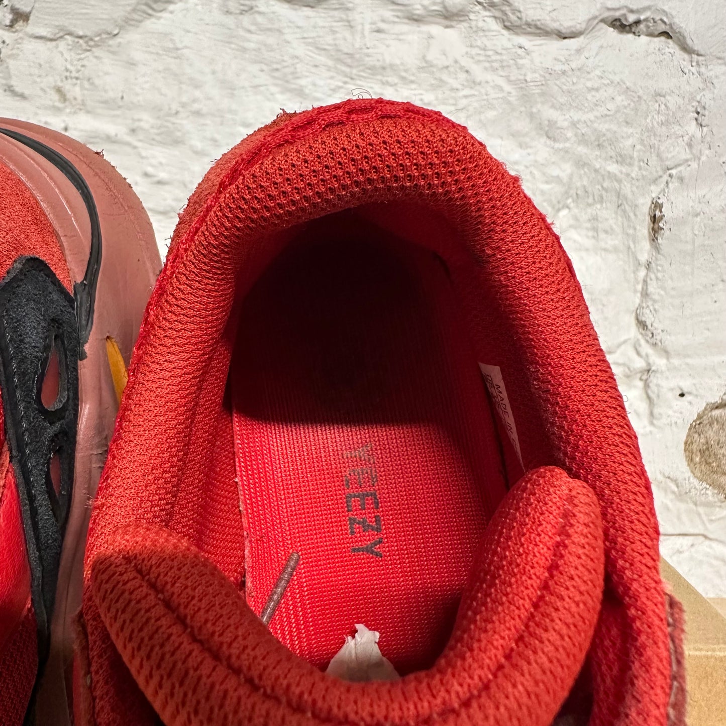 Yeezy 700 Hi Res Red Sz 9