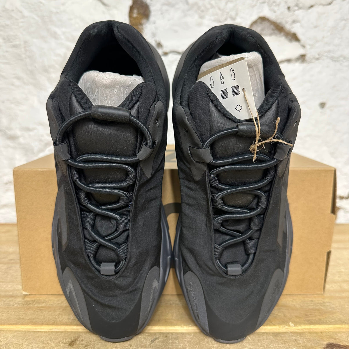 Yeezy 700 MNVN Triple Black Sz 8.5 DS
