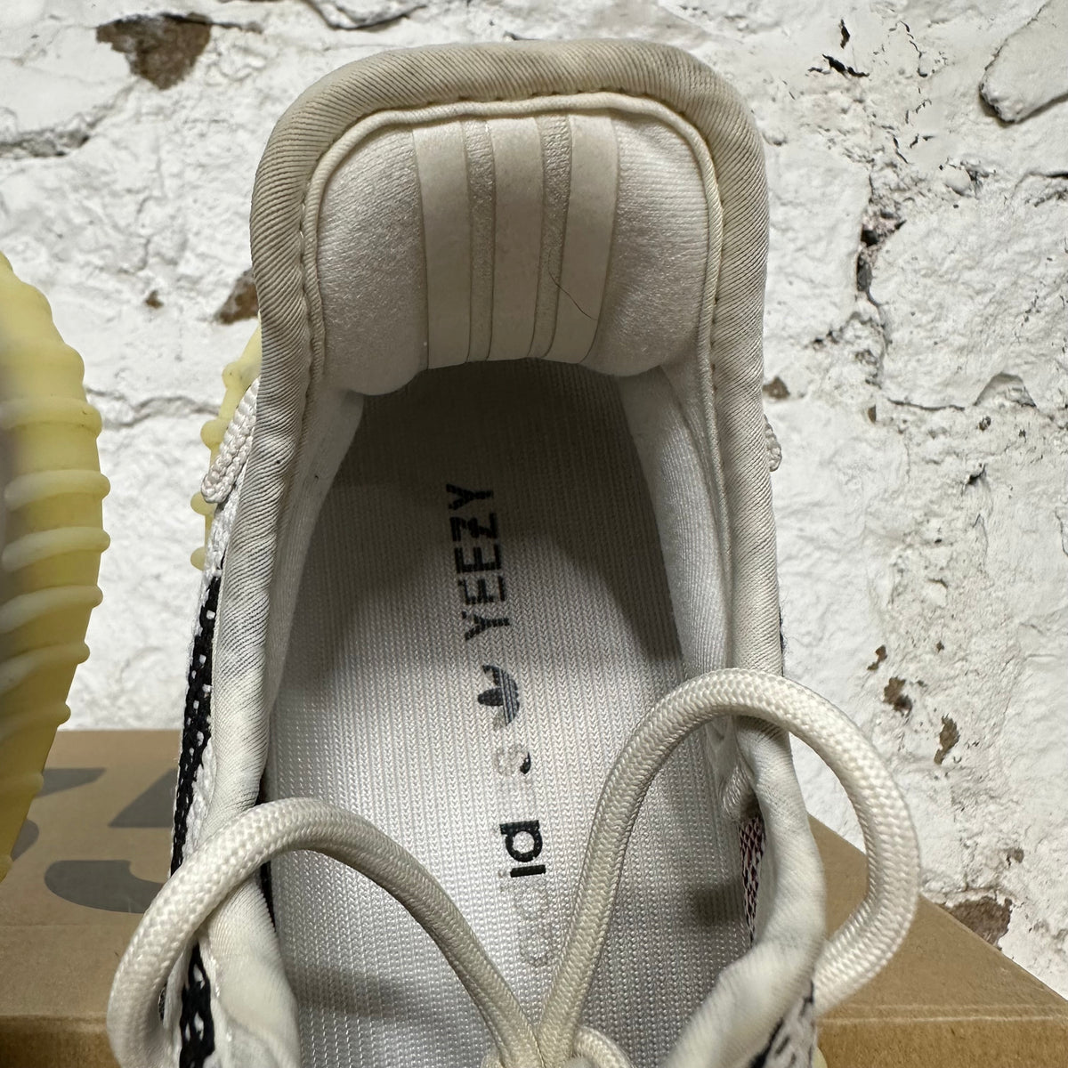 Yeezy 350 V2 Zebra Sz 9
