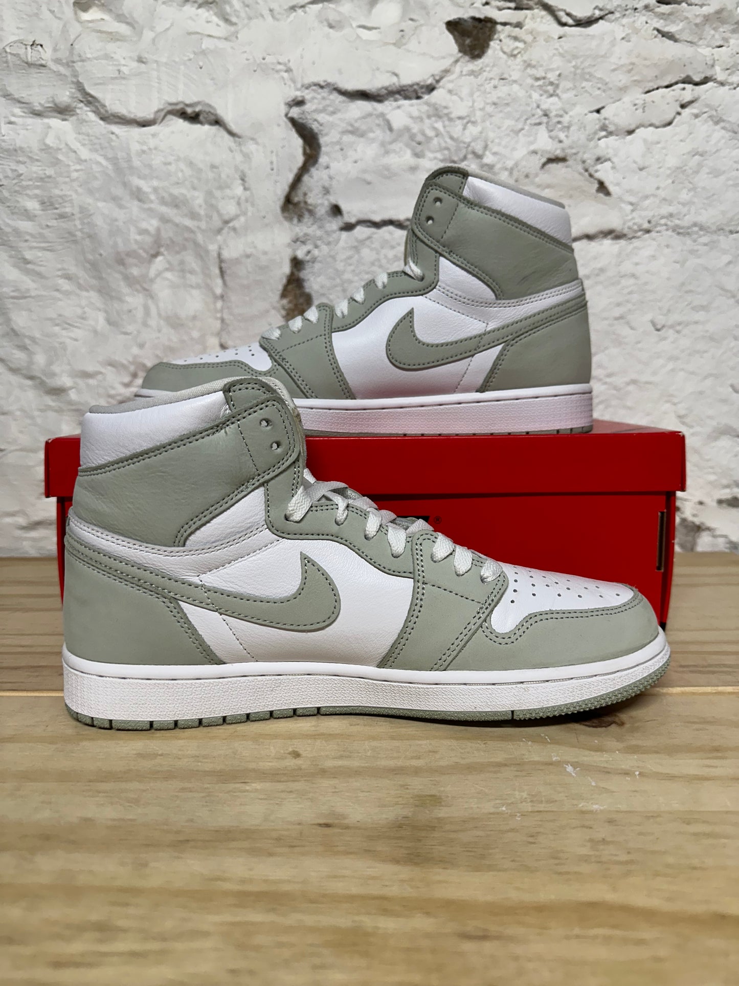 Air Jordan 1 High Seafoam Sz 8.5 (10W)