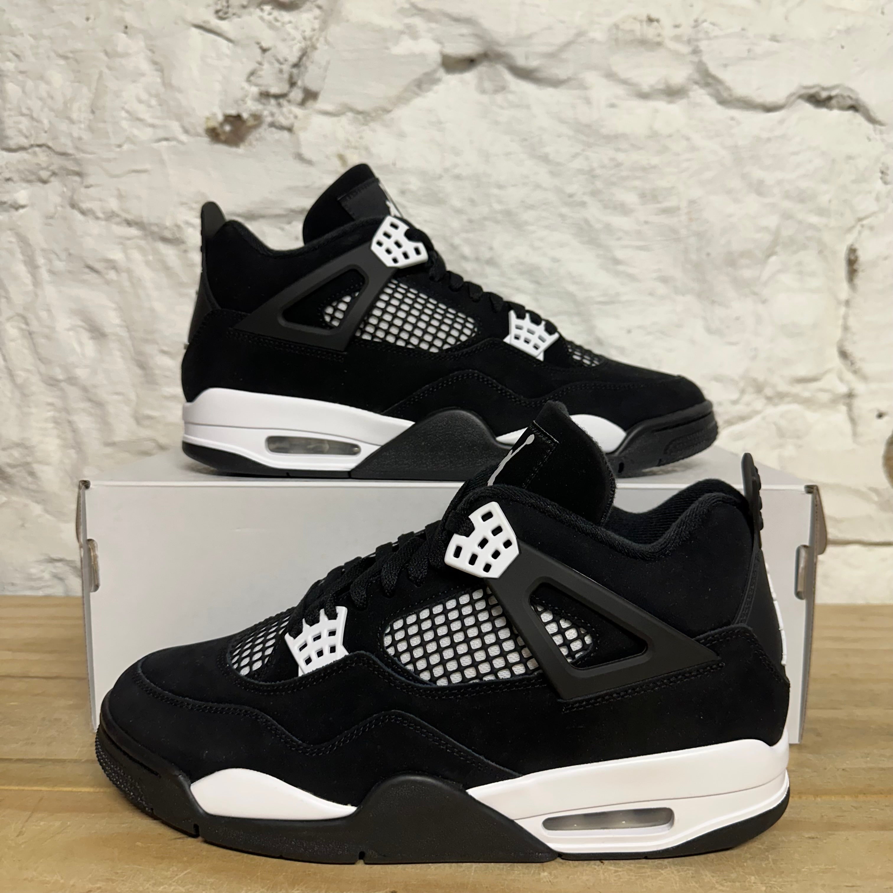 Air Jordan 4 White Thunder Sz 10 DS