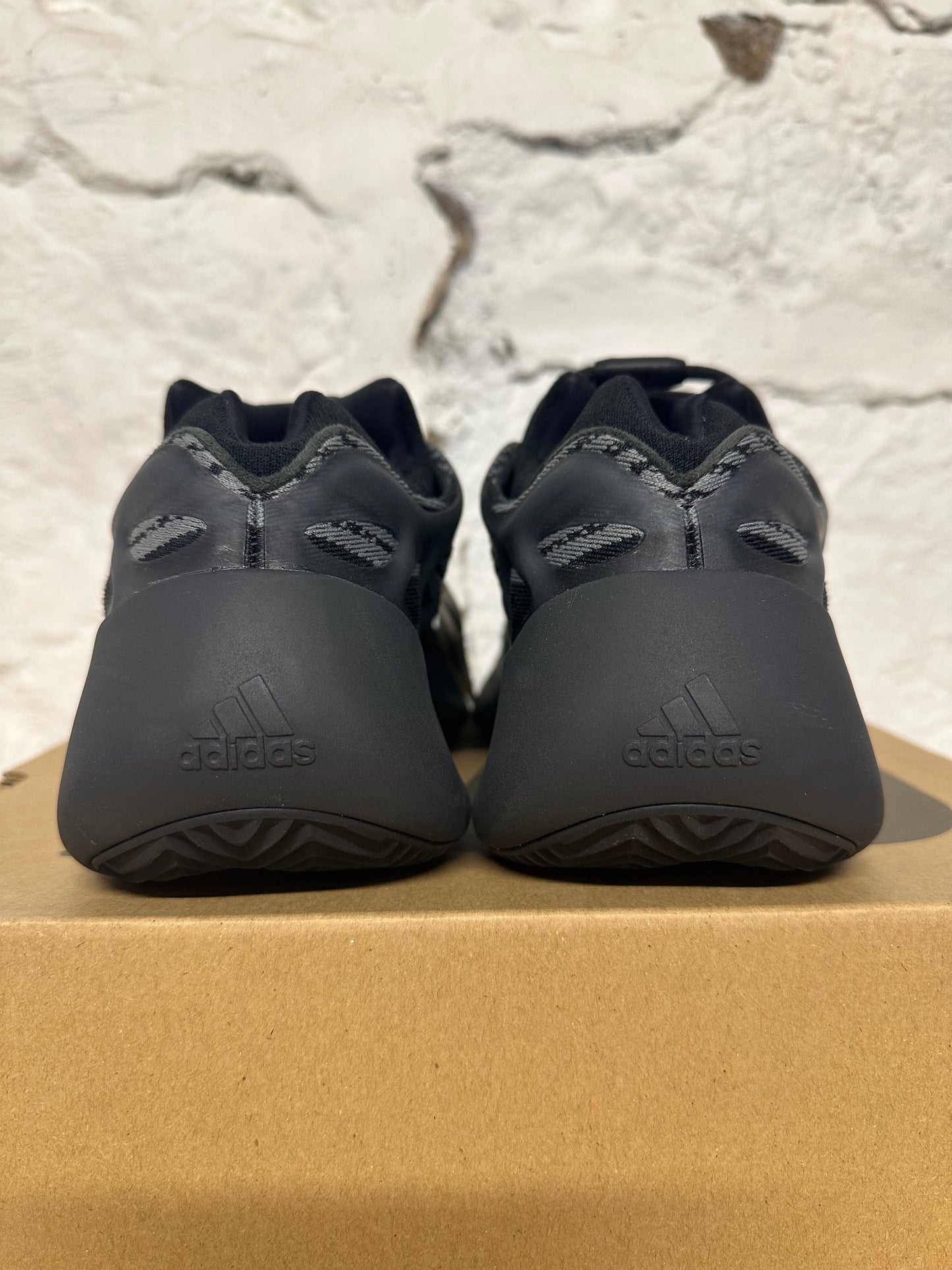 Yeezy 700 V3 Dark Glow Sz 9 DS