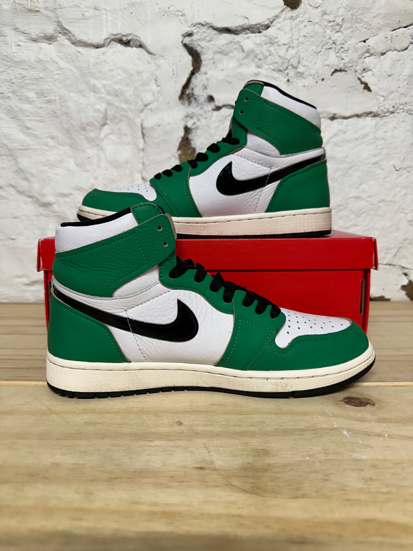 Air Jordan 1 High Lucky Green Sz 7 (8.5W)