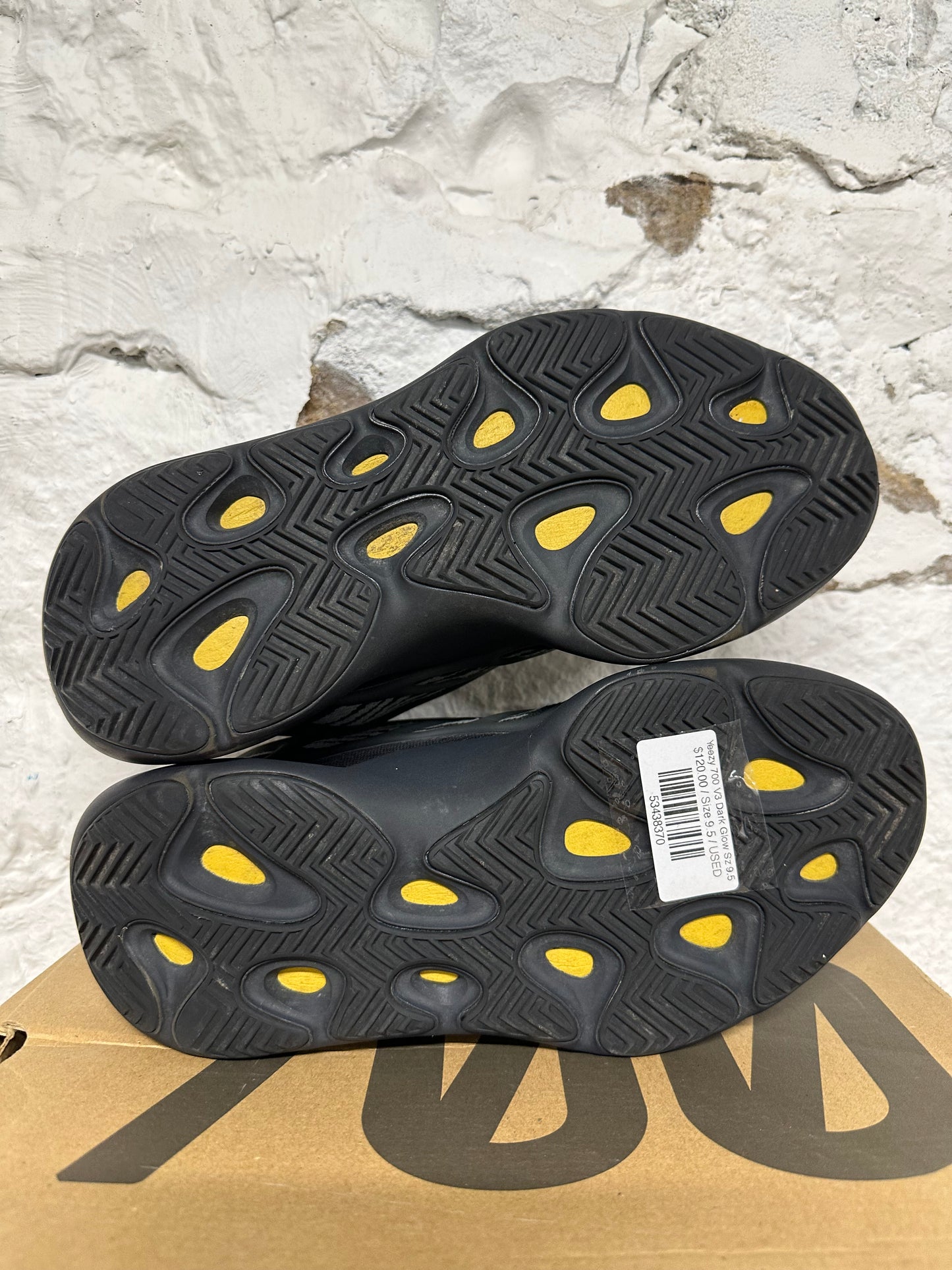 Yeezy 700 V3 Dark Glow Sz 9.5