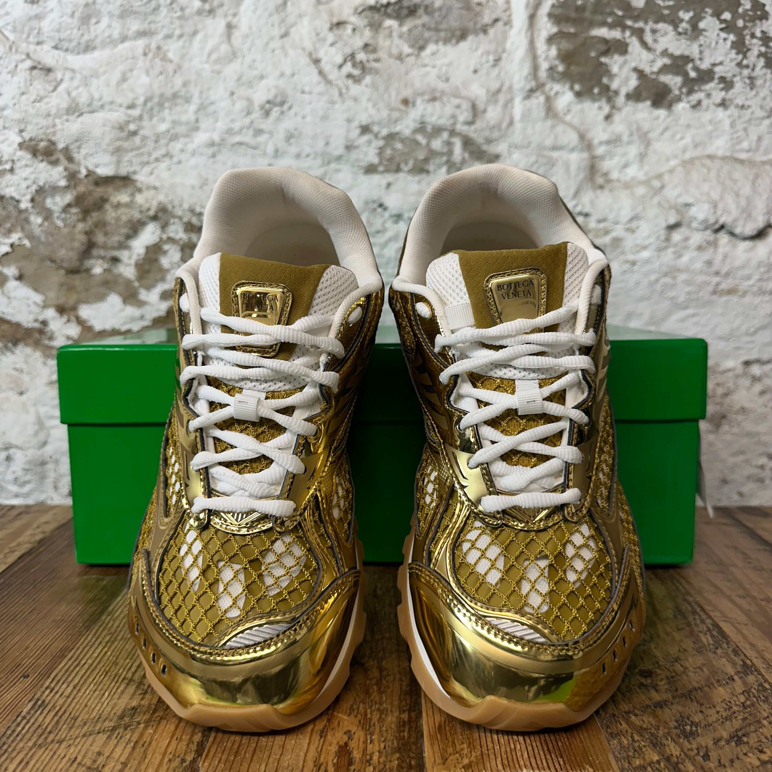 新作【Bottega Veneta】Orbit ランナースニーカー、ゴールド Bottega Veneta Orbit Women's Lace-Up Sneakers in Metallic