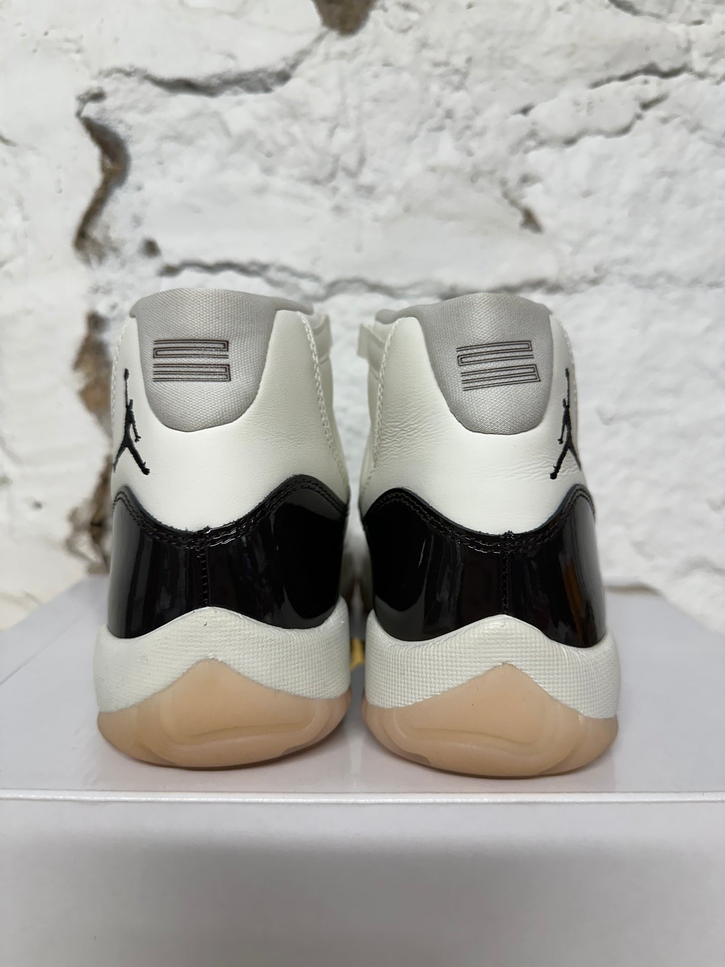 Air Jordan 11 High Neapolitan Sz 6 (7.5W)