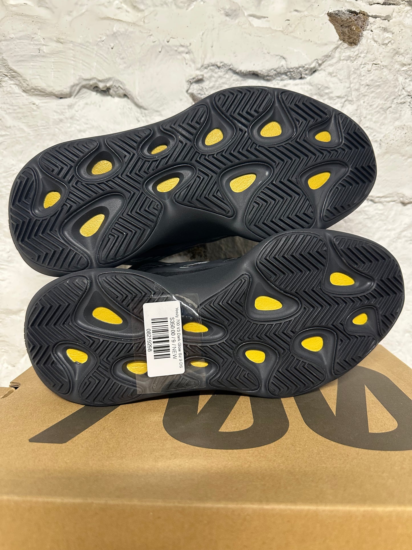 Yeezy 700 V3 Dark Glow Sz 9 DS