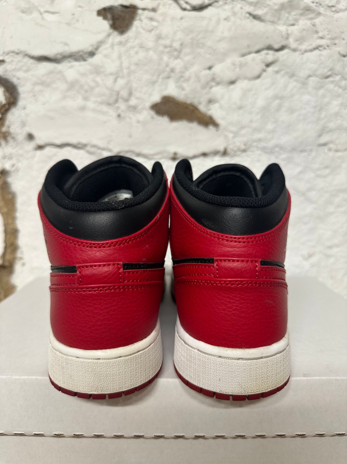 Air Jordan 1 Mid Banned Sz 6Y