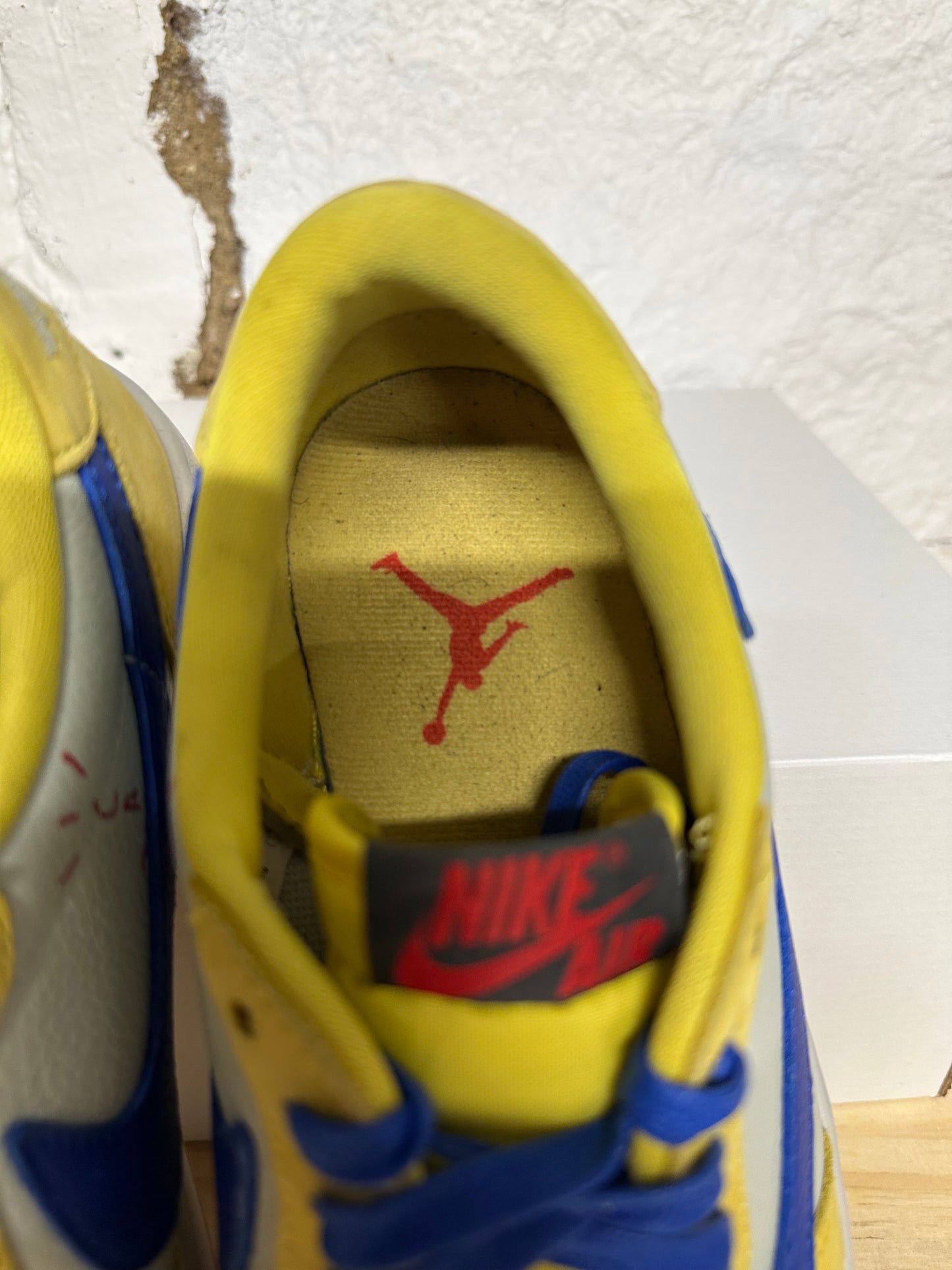 Air Jordan 1 Low Travis Scott Canary Sz 7 (8.5W)