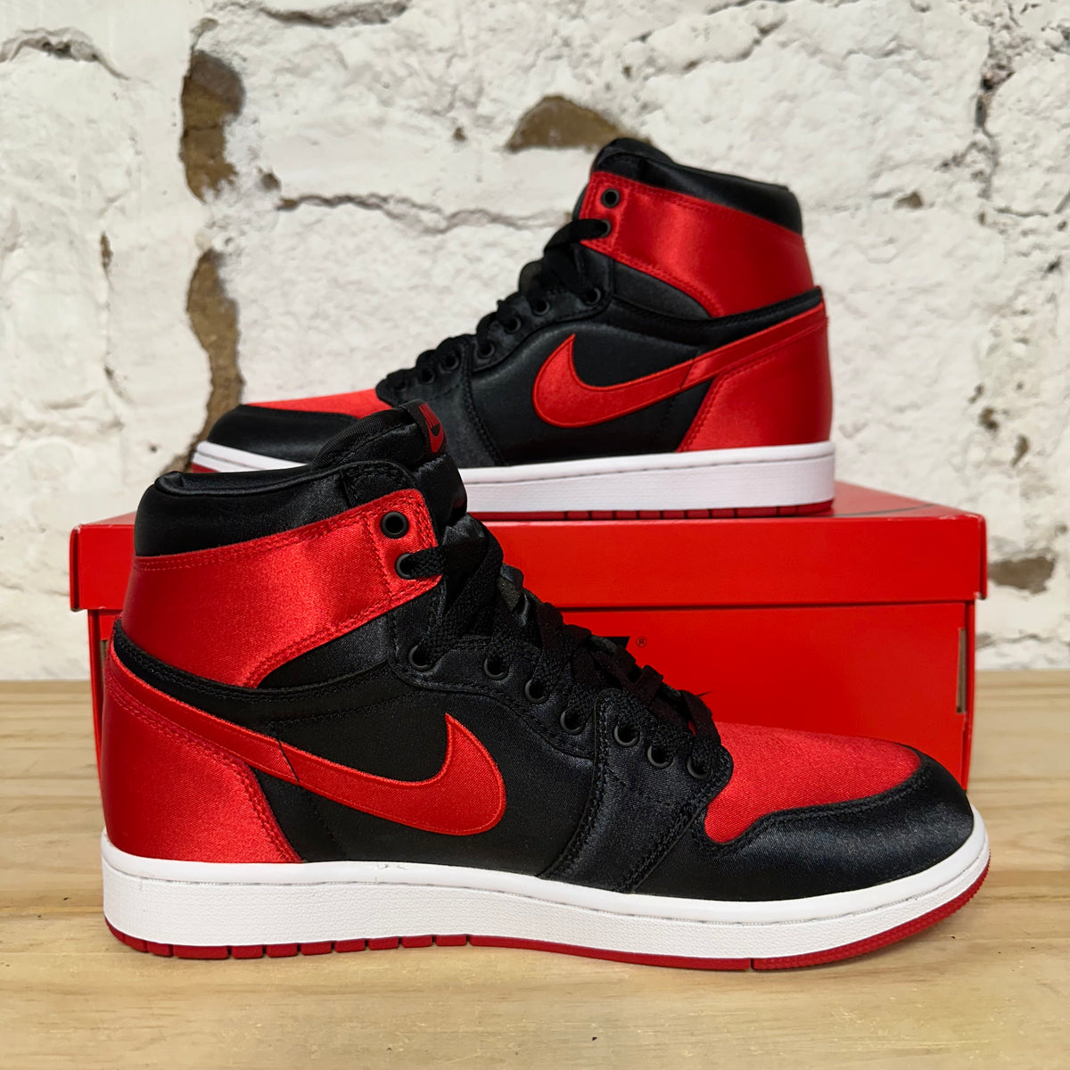 Air Jordan 1 High Satin Bred Sz 9 (10.5W)