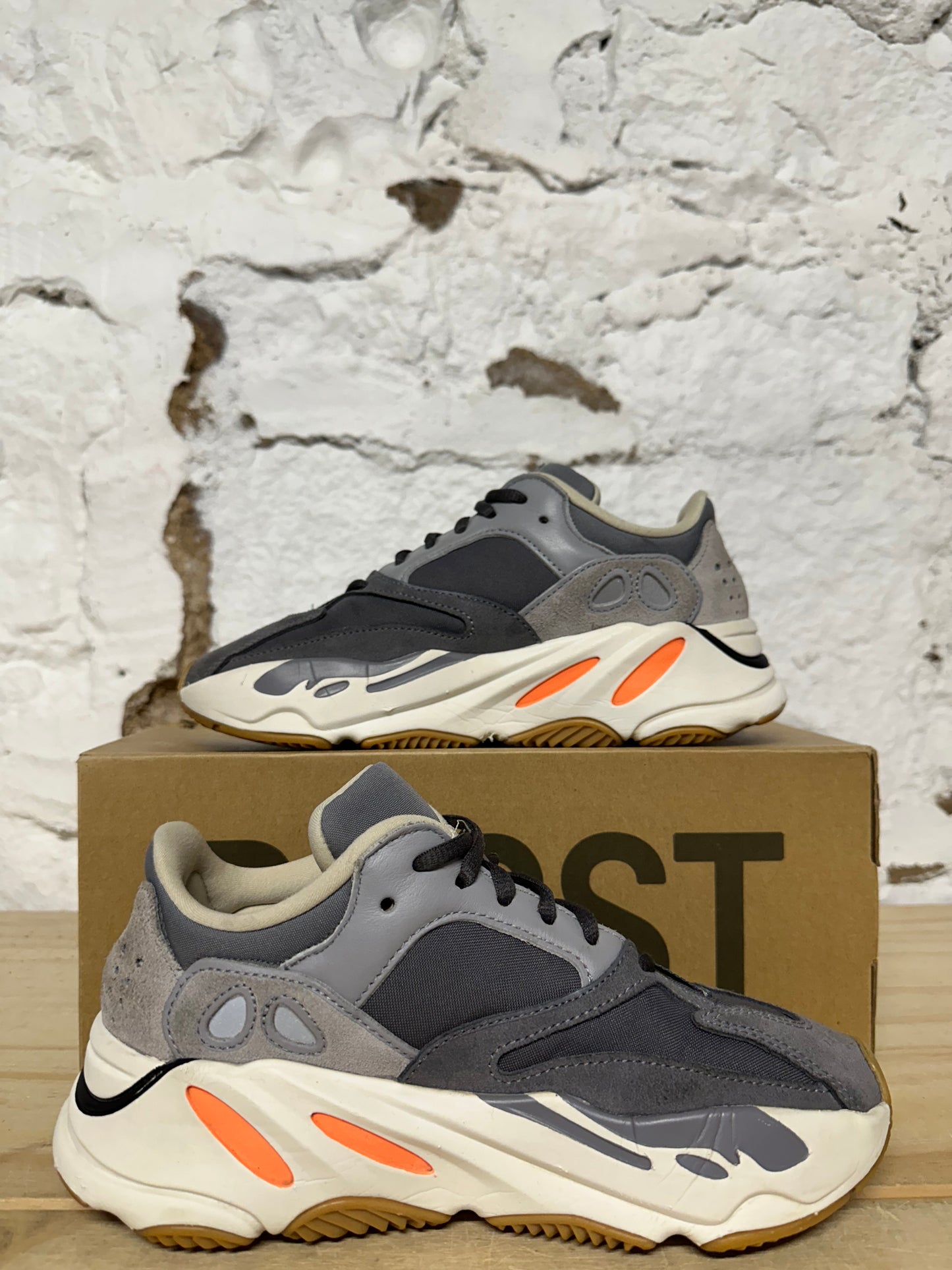 Yeezy 700 Magnet Sz 4