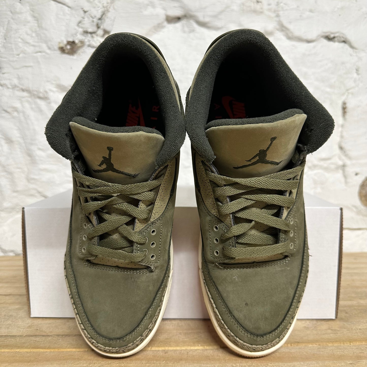 Air Jordan 3 Family Affair Sz 9