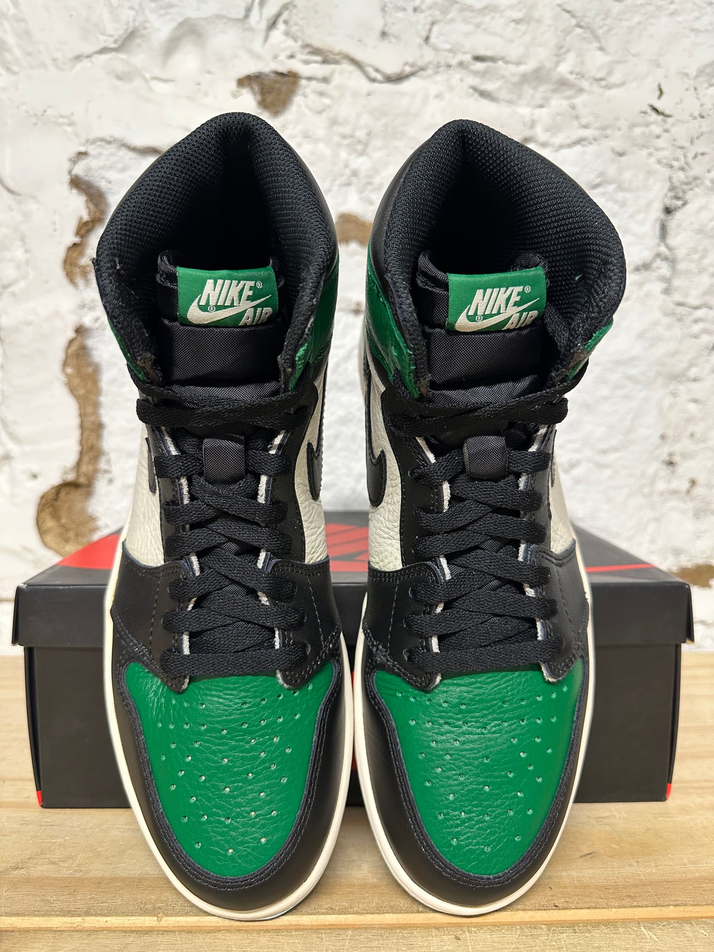 Air Jordan 1 Pine Green 1.0 Sz 9.5