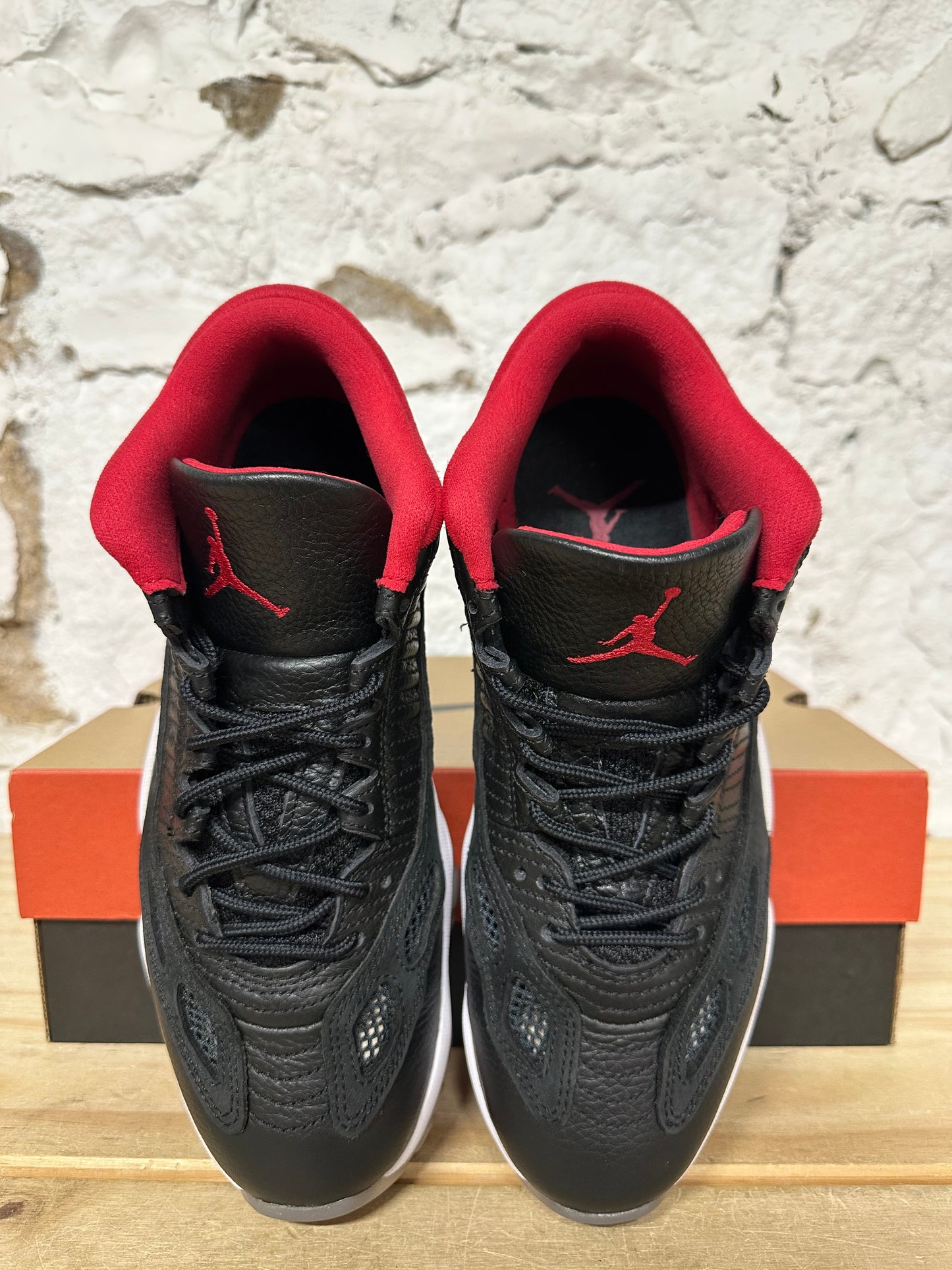 Air Jordan 11 Low IE Bred Sz 8.5