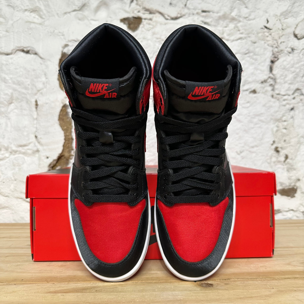 Air Jordan 1 High Satin Bred Sz 9 (10.5W)