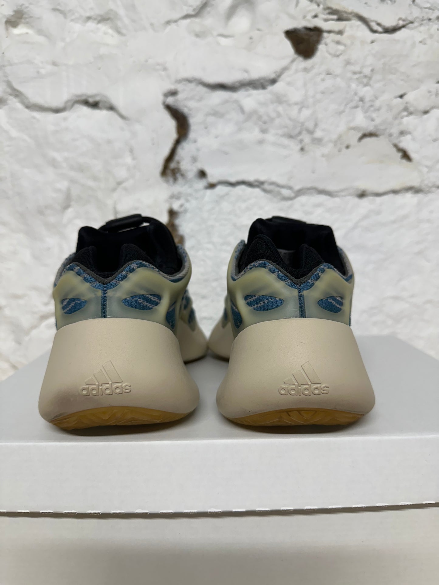 Yeezy 700 V3 Kyanite Sz 5