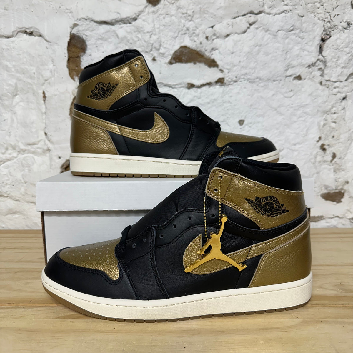 Air Jordan 1 High Black Metallic Gold Sz 12 DS
