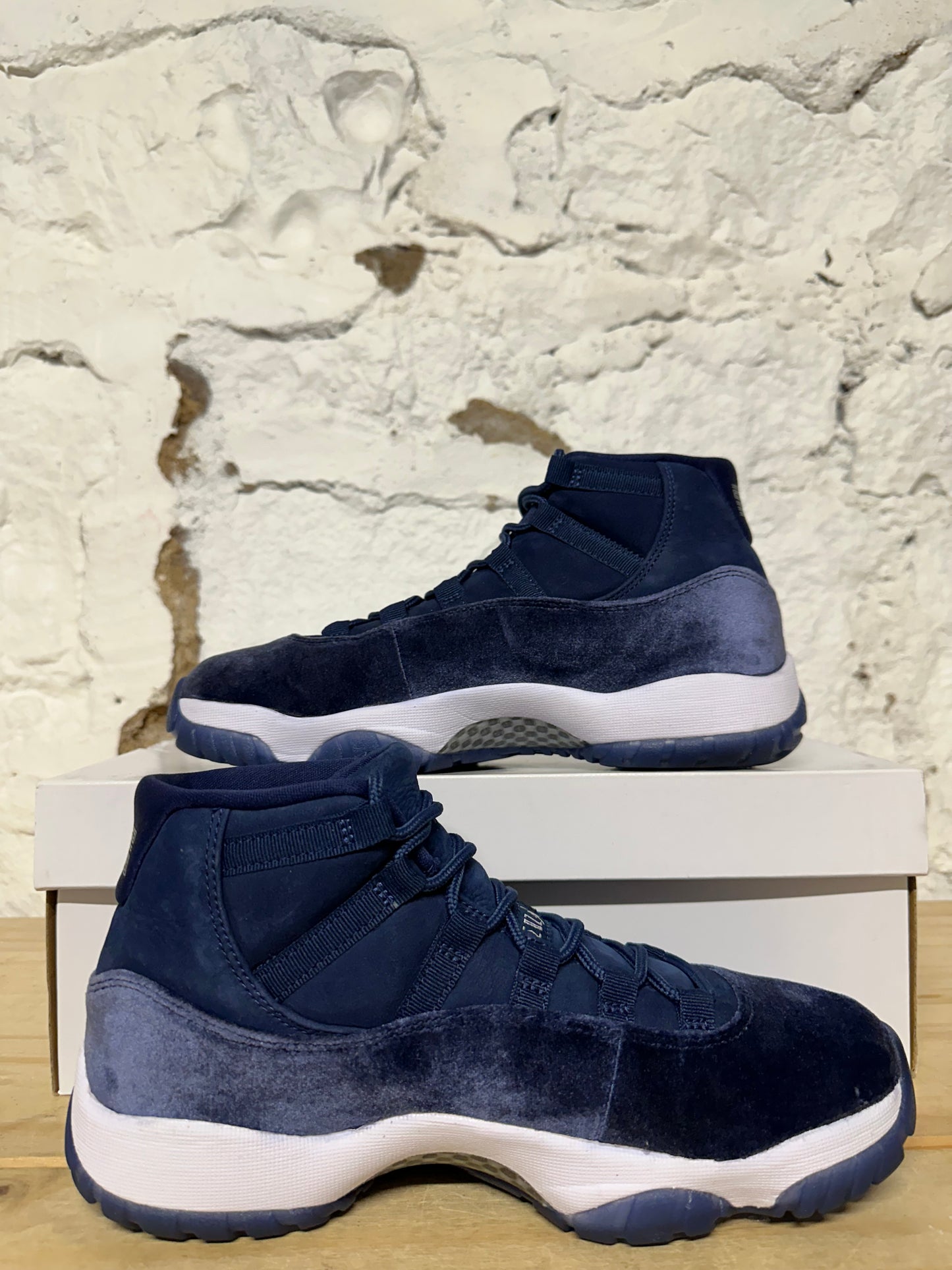 Air Jordan 11 Midnight Navy Velvet Sz 7.5 (9W)