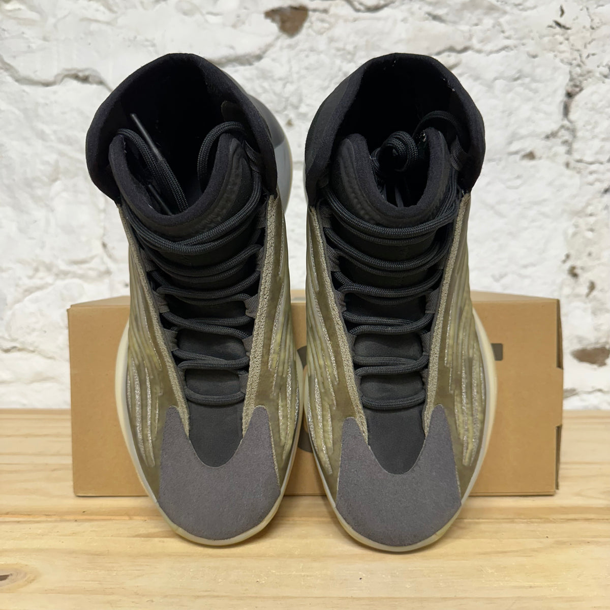Yeezy QNTM Barium Sz 9