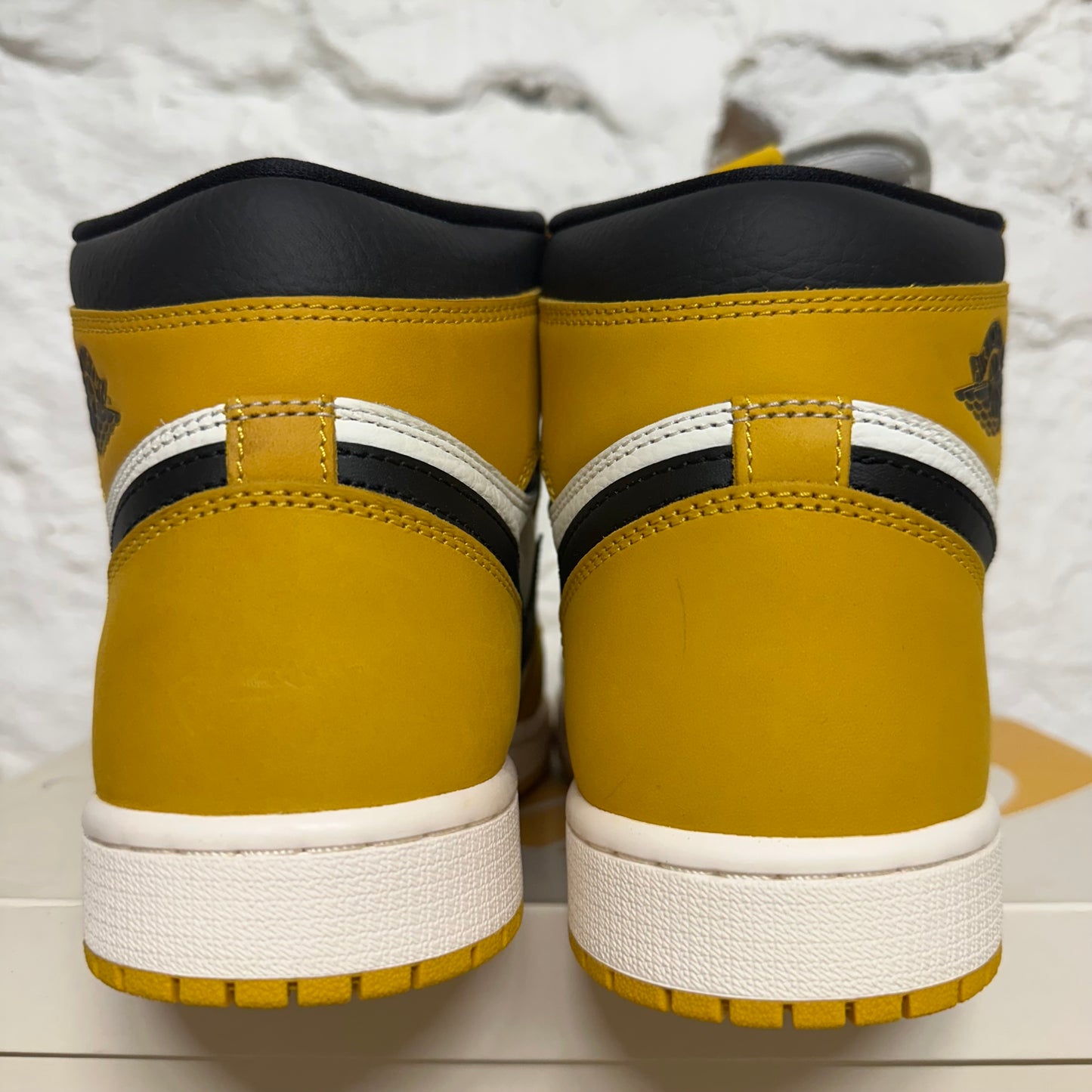 Air Jordan 1 High Yellow Ochre Sz 9