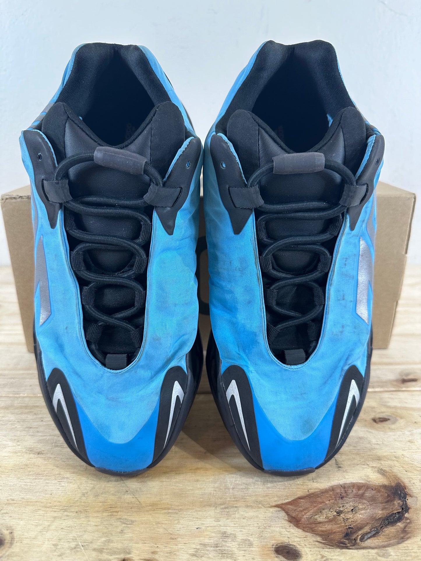 Yeezy 700 MNVN Bright Cyan Sz 8