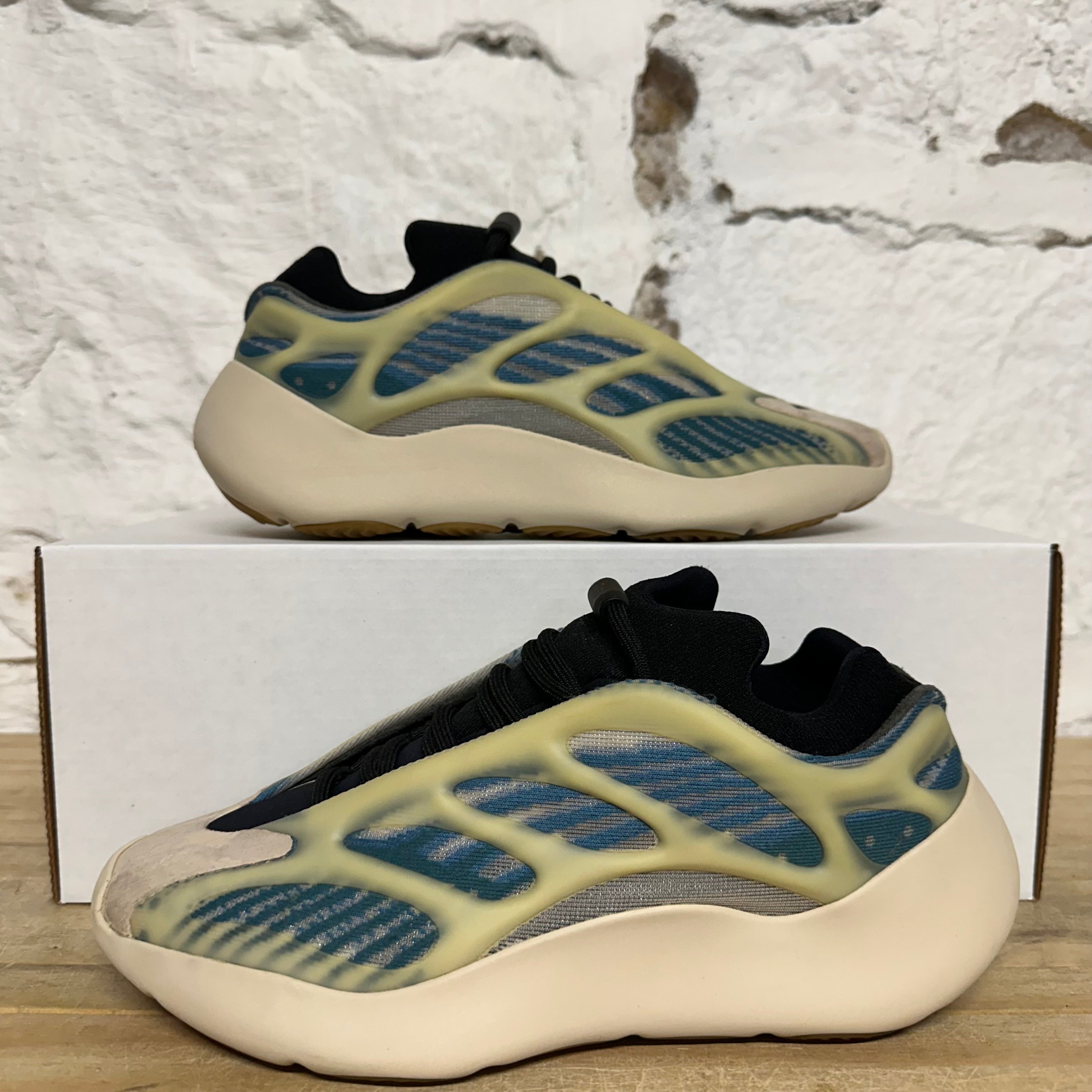 Yeezy 700 V3 Kyanite Sz 6