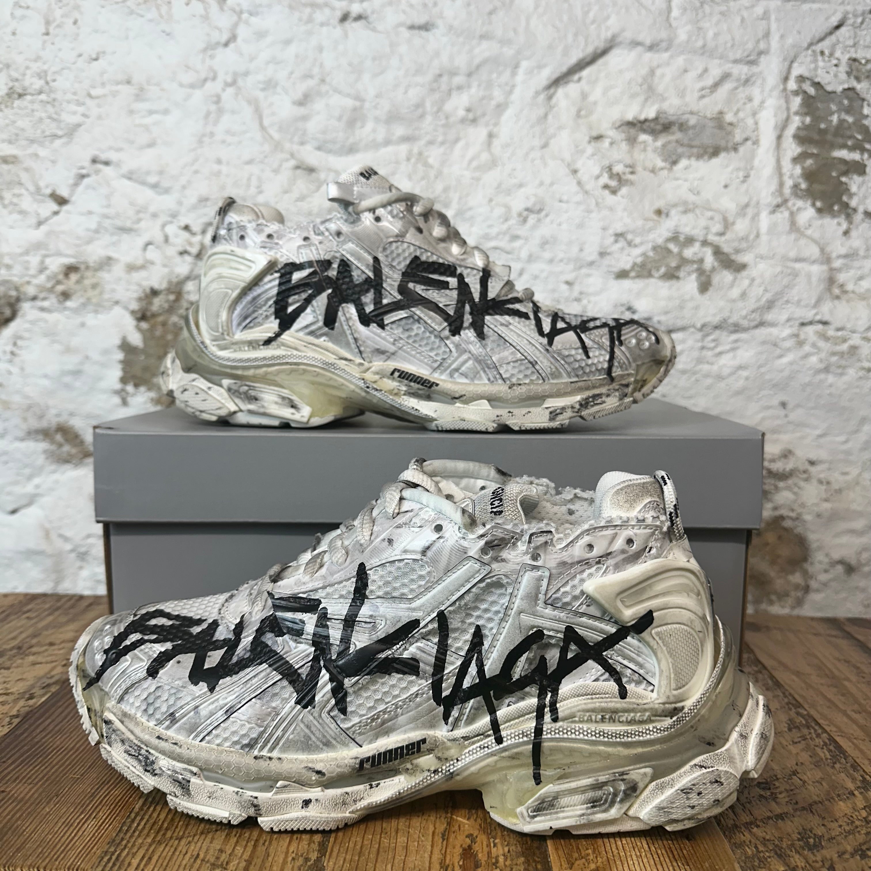 スニーカー BALENCIAGA 'Runner' sneakers ホワイト の ウィメンズ Runner Graffiti スニーカー スニーカー