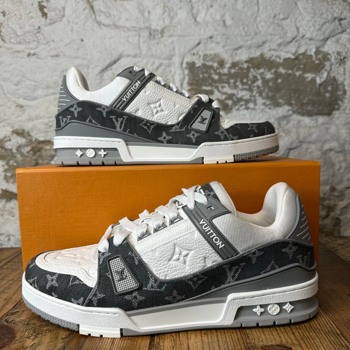 Louis Vuitton Grey Monogram White Trainer Sneaker Sz 10.5 (9LV)