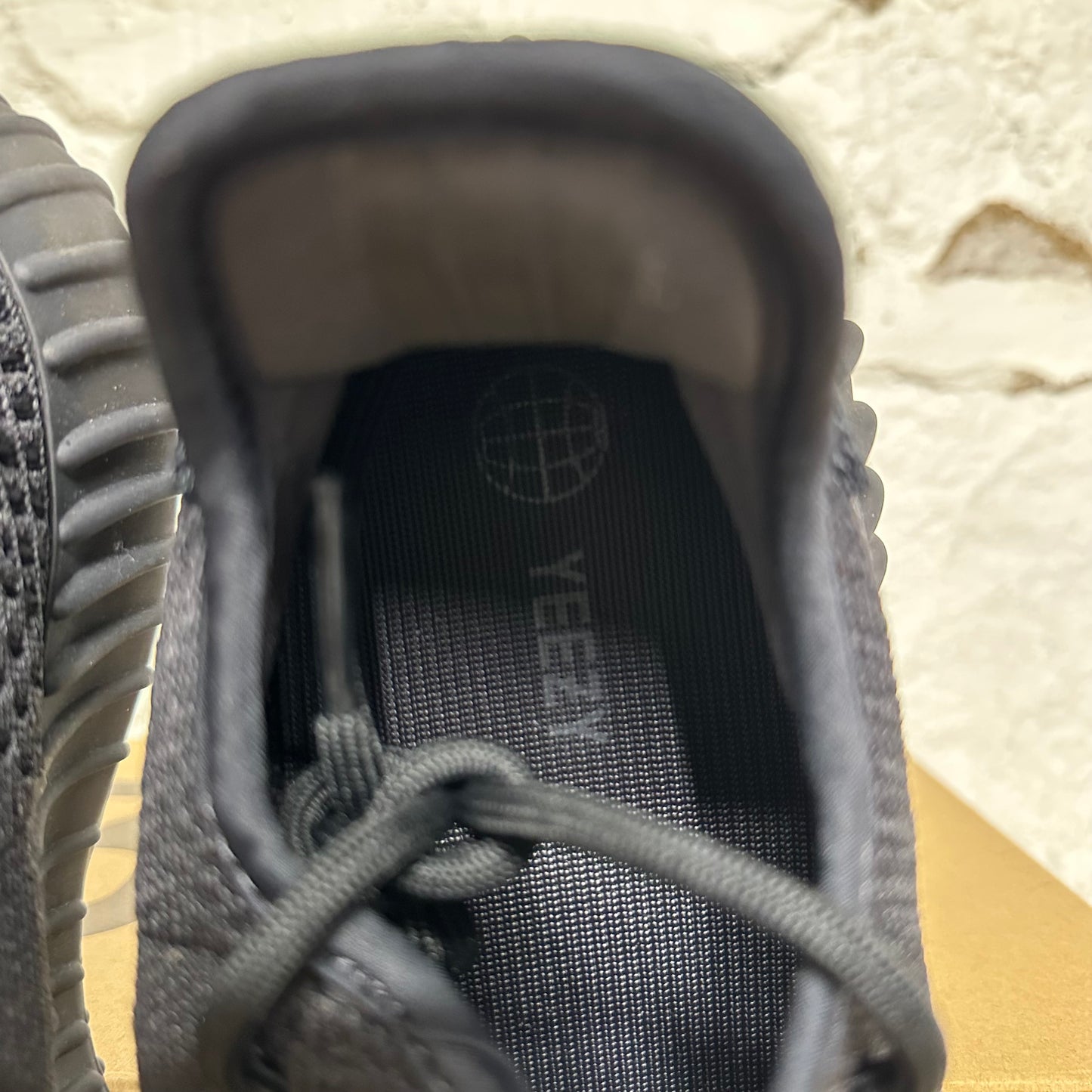 Yeezy 350 V2 Onyx Sz 10.5