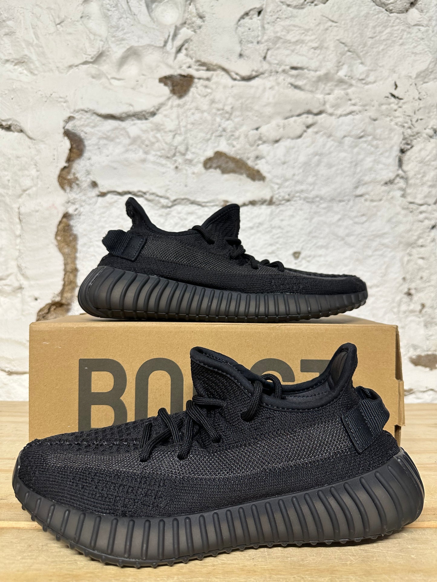 Yeezy 350 V2 Onyx Sz 6