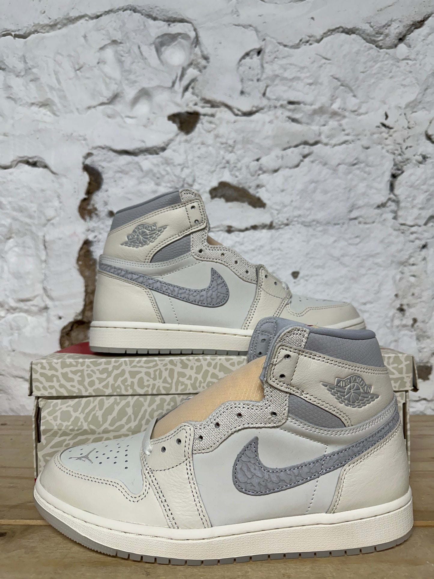 Air Jordan 1 High Sail University Red Sz 9.5 DS