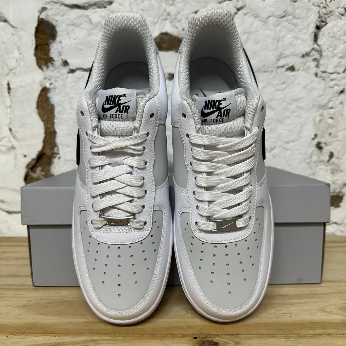 Nike Air Force 1 White Photon Dust Black Sz 8 DS