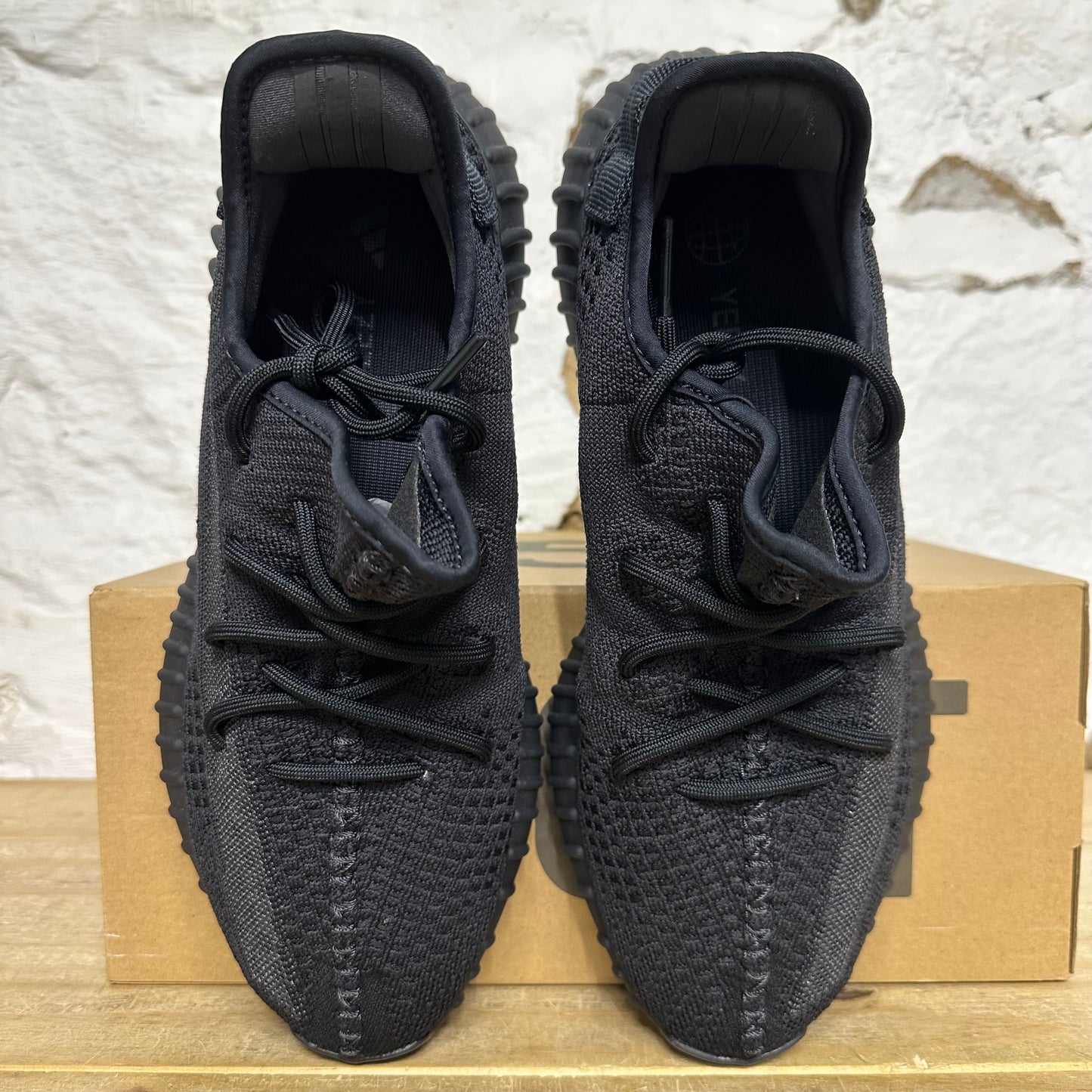 Yeezy 350 V2 Onyx Sz 10.5