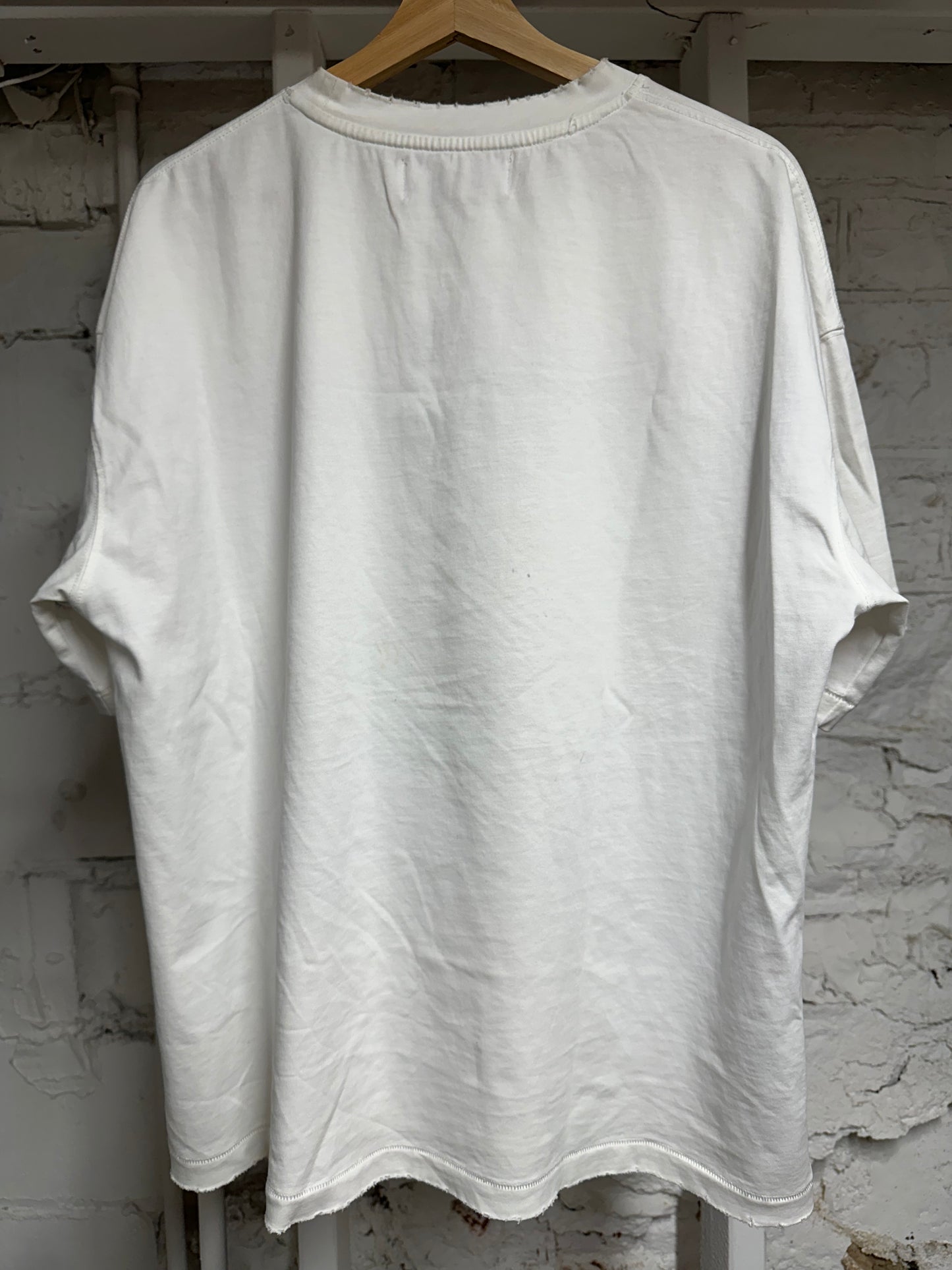 Vale Dreams Cross Whtie T-Shirt Sz M