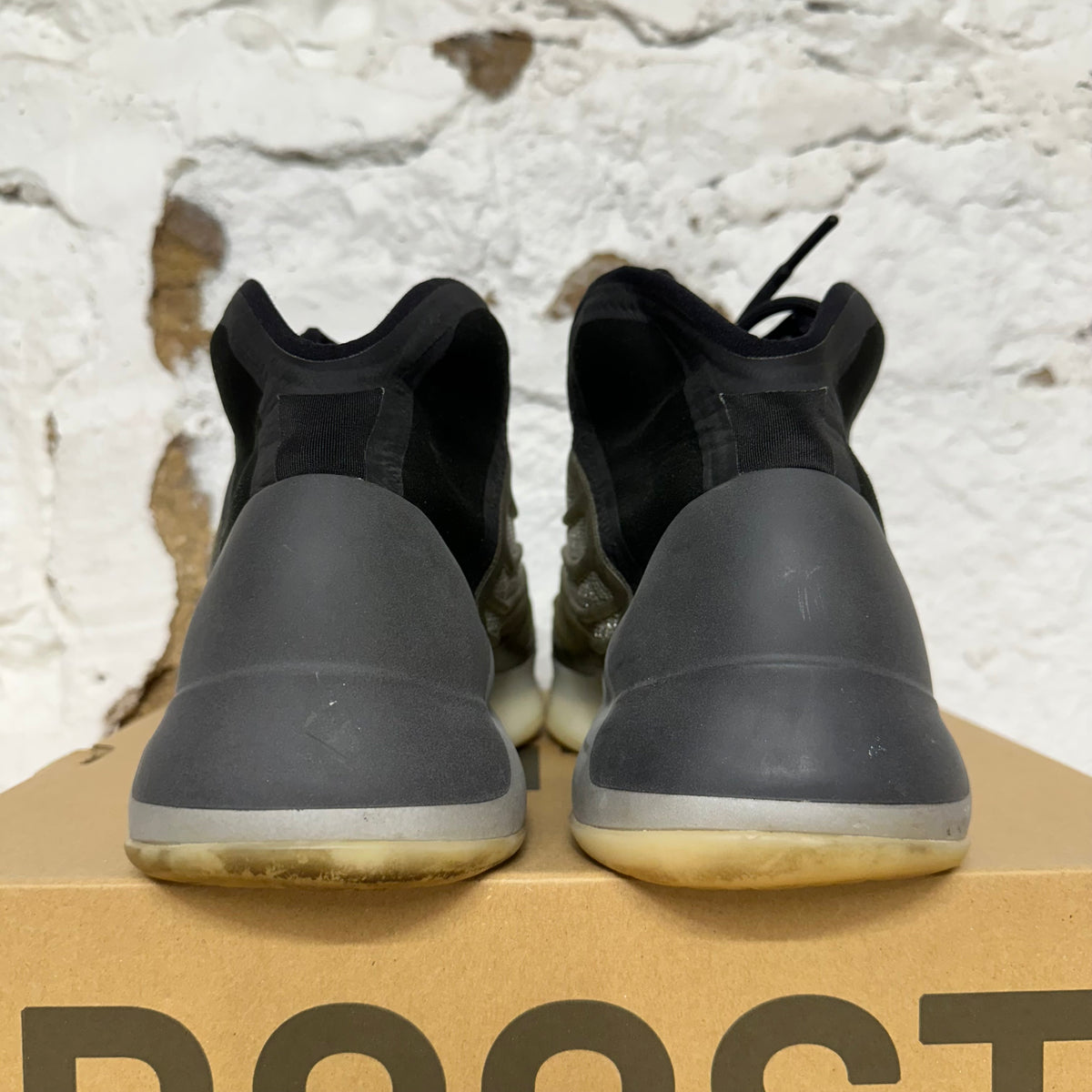 Yeezy QNTM Barium Sz 9