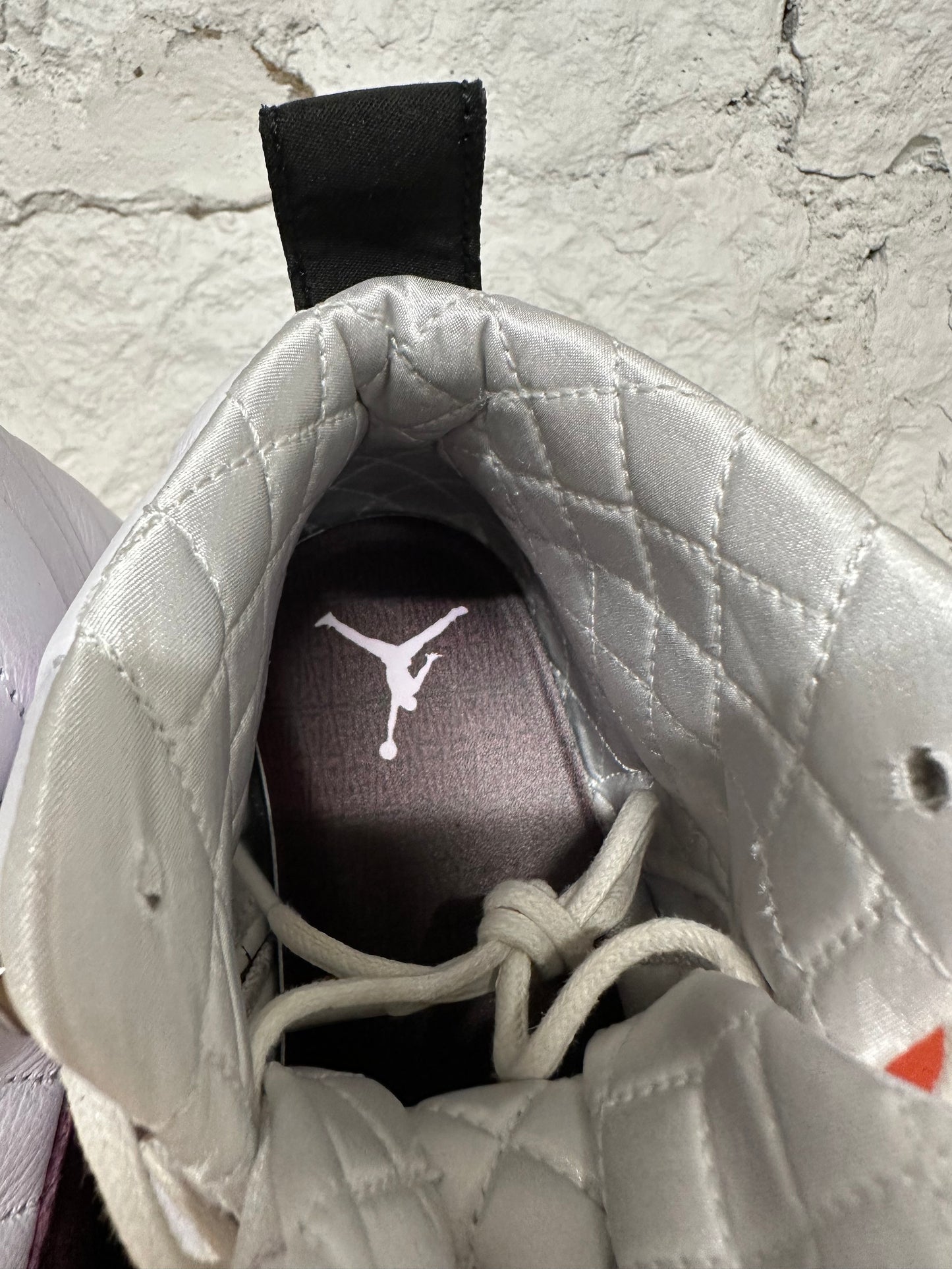 Air Jordan 12 AMM Sz White Sz 7 (8.5W)