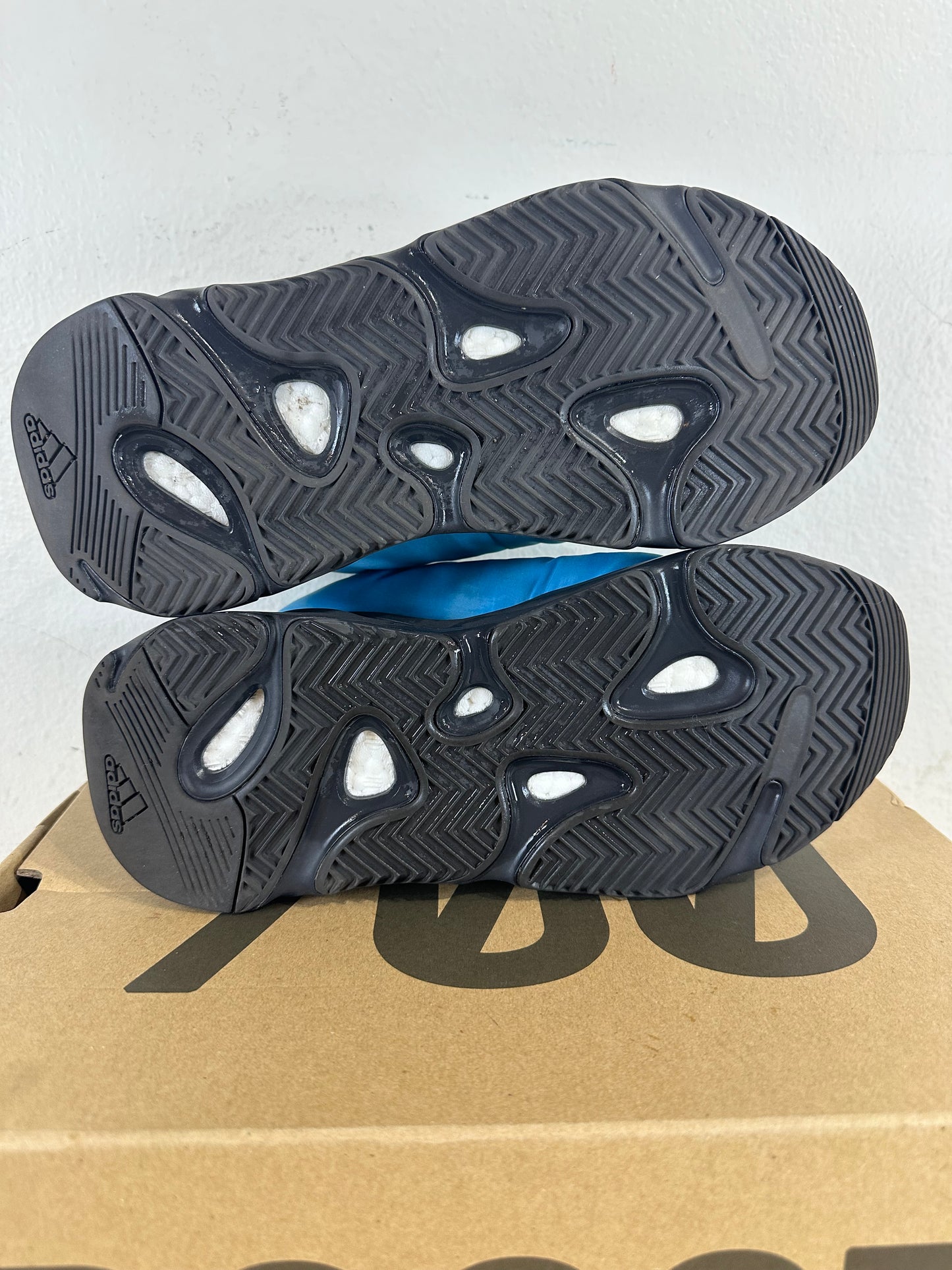 Yeezy 700 MNVN Bright Cyan Sz 8