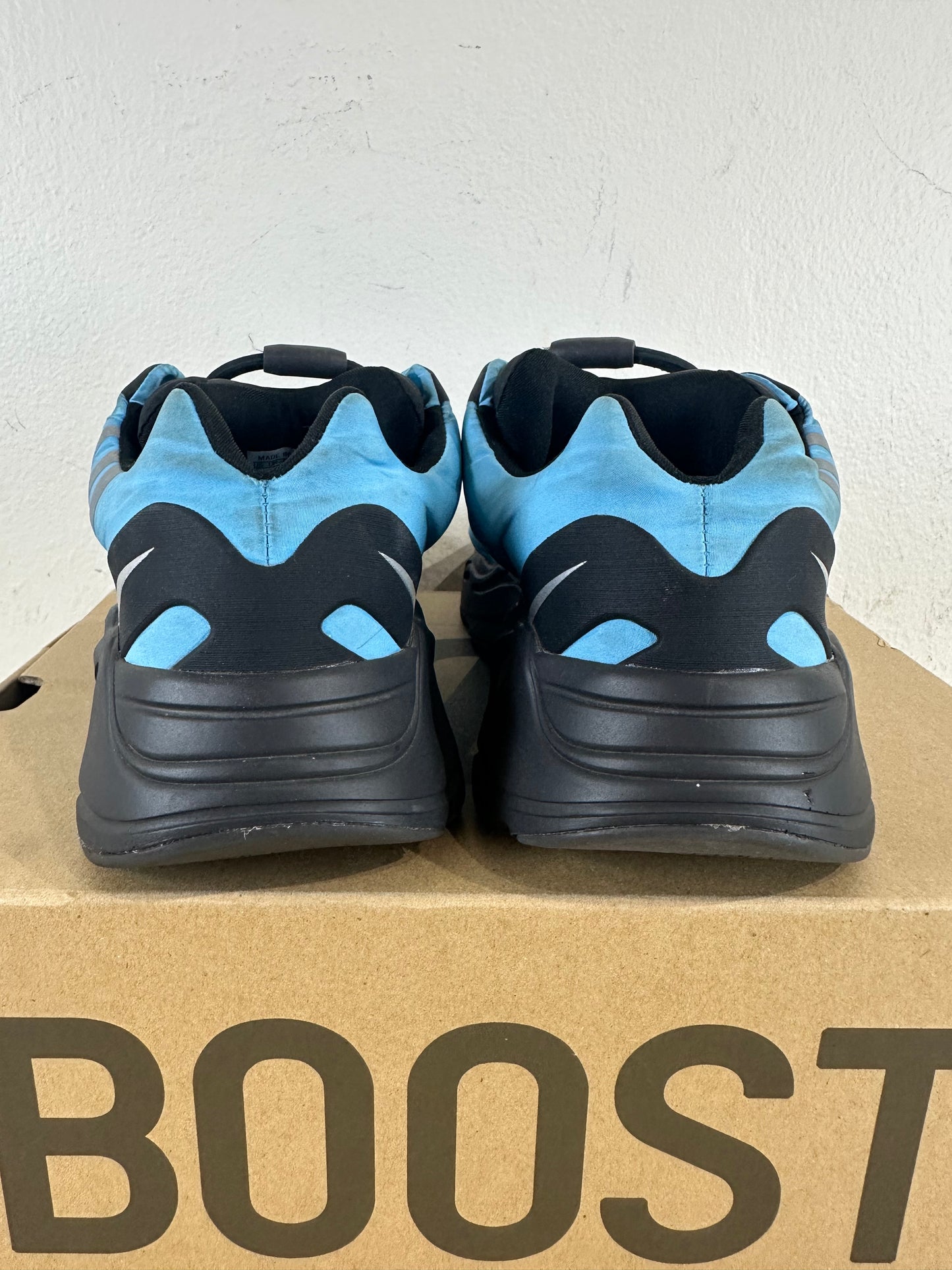 Yeezy 700 MNVN Bright Cyan Sz 8