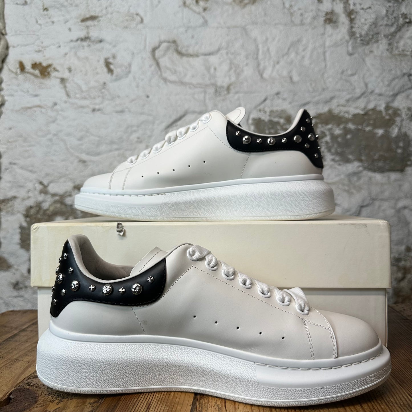 Alexander Mcqueen Black Studded Tab White Sneaker Sz 8 (41)