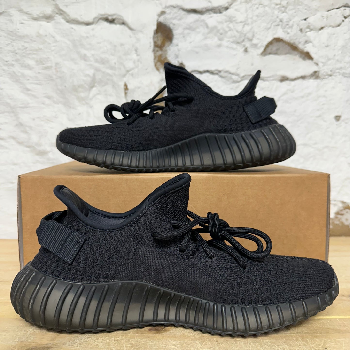 Yeezy 350 V2 Onyx Sz 8.5