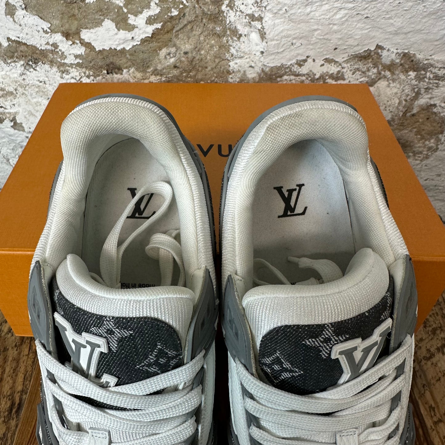 Louis Vuitton Grey Monogram White Trainer Sneaker Sz 11 (9.5LV)