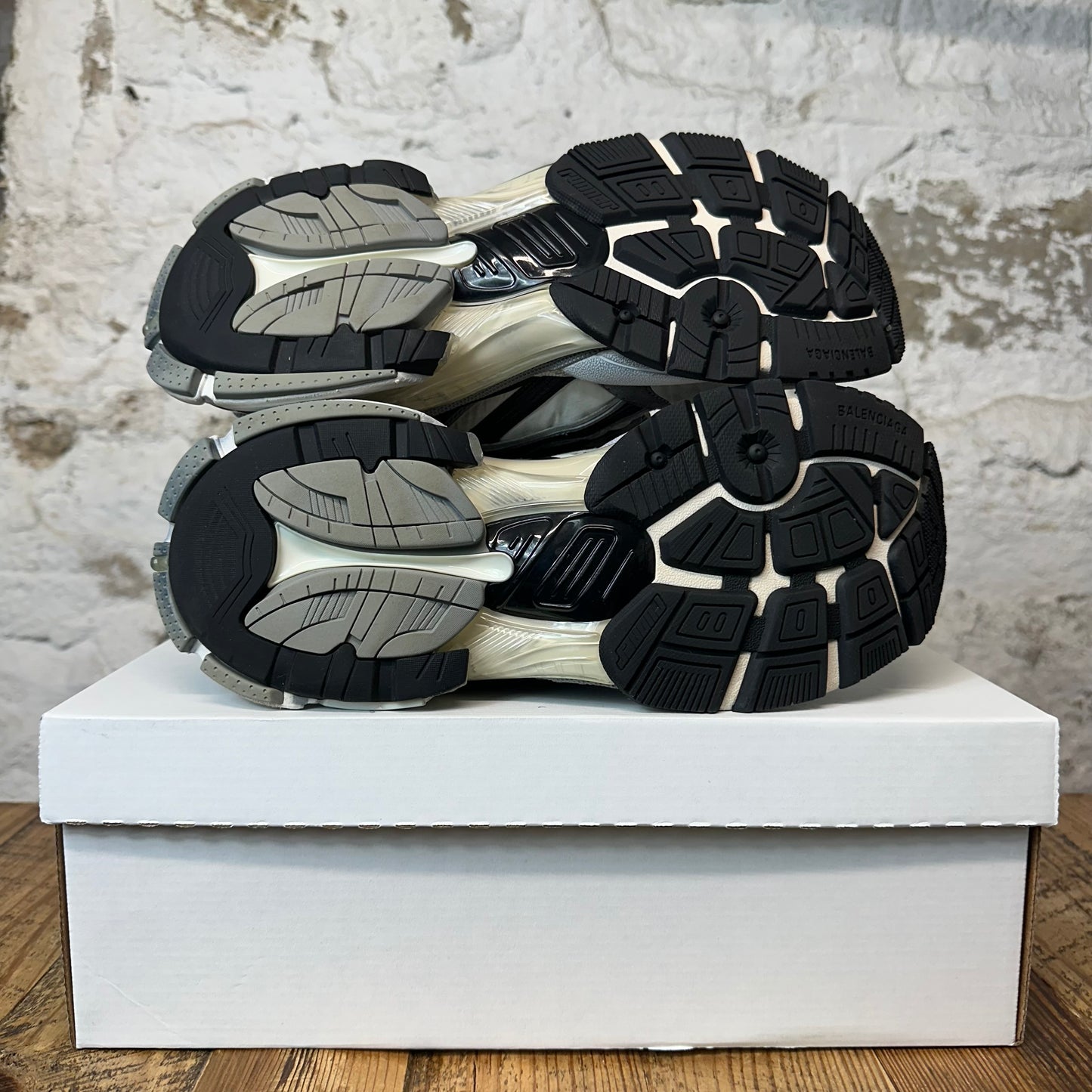 Balenciaga Runner Triple Grey Worn Out Sneaker Sz 7 (40)