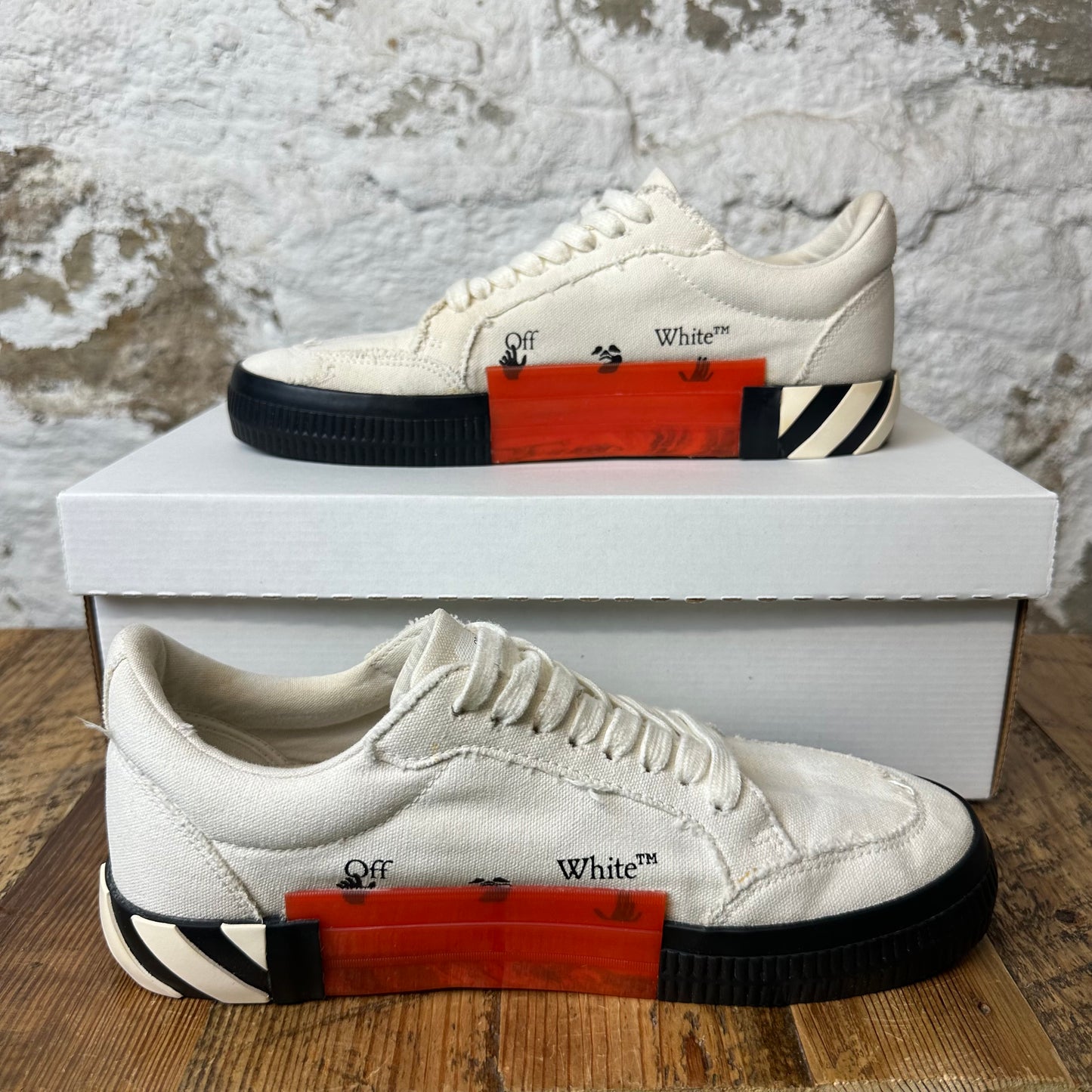 Off White Vulc White Blue Arrows Sz 9 (42) No Box