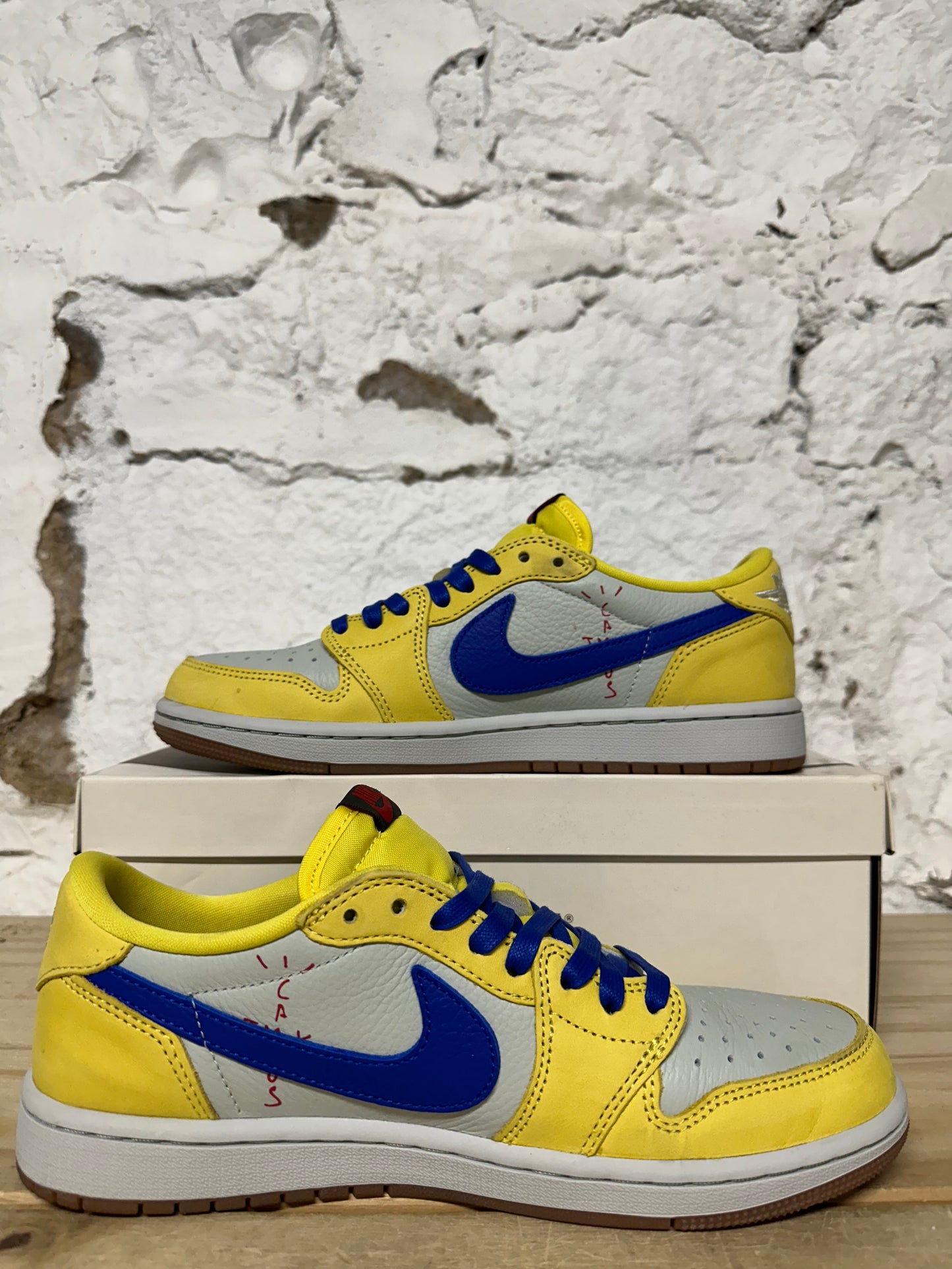 Air Jordan 1 Low Travis Scott Canary Sz 7 (8.5W)
