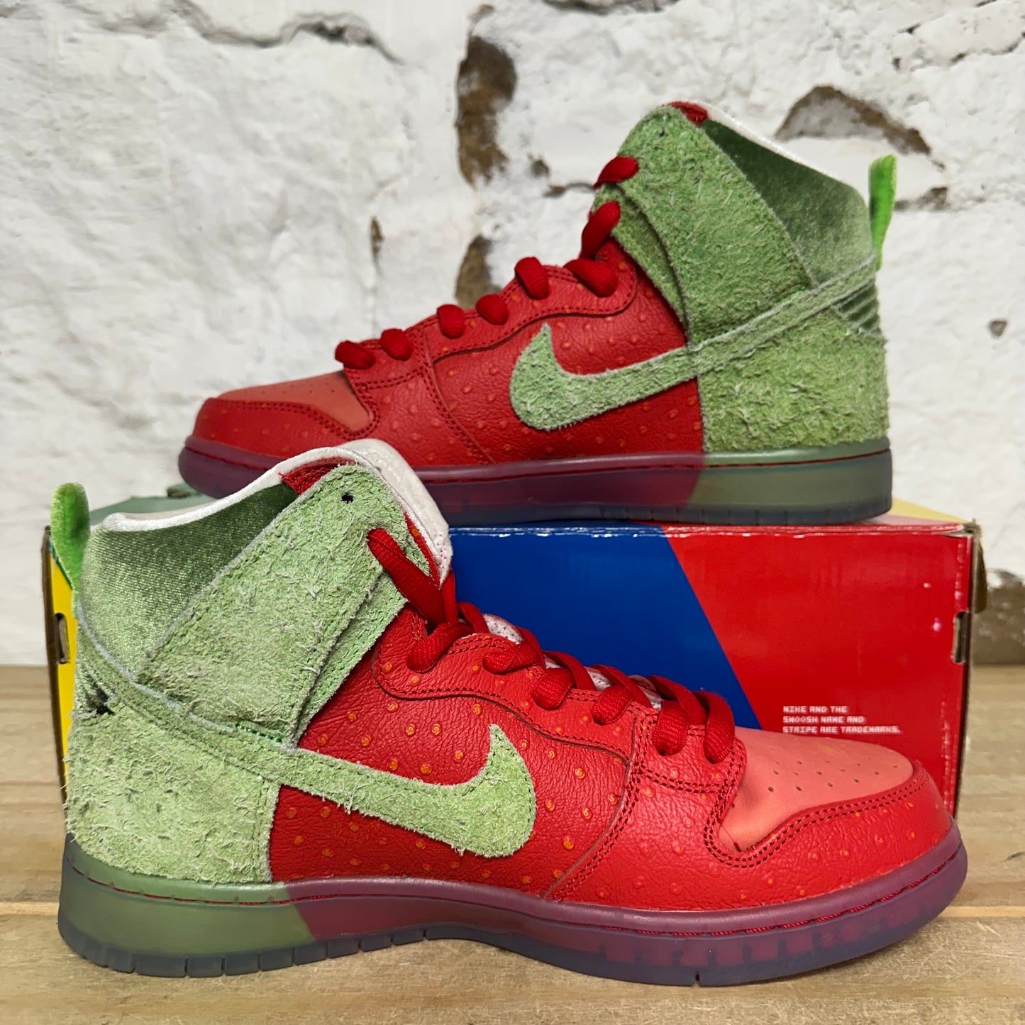 Nike SB Dunk High Strawberry Cough Sz 9 DS